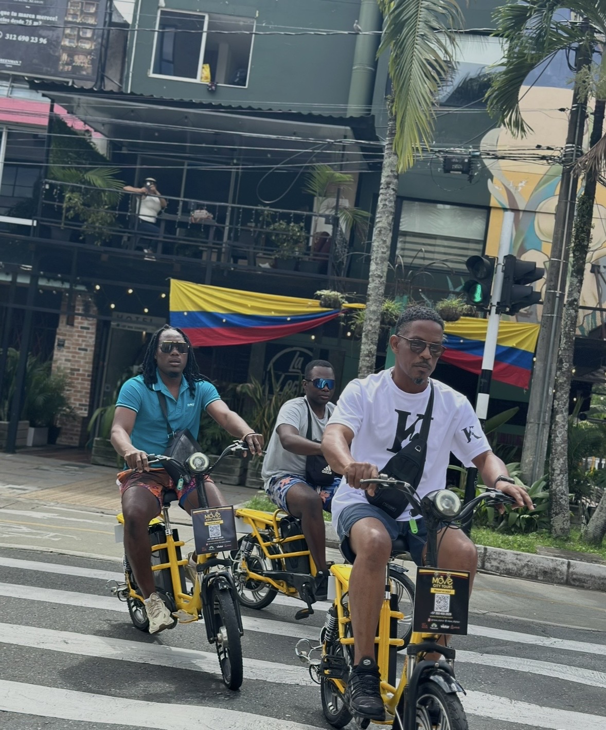 Dos viajeras tomando selfie con e-bikes MOVE en Laureles