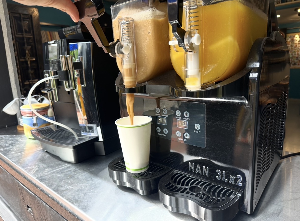 Máquina de espresso Jura y dispensadores de granizados MOVE Café Medellín