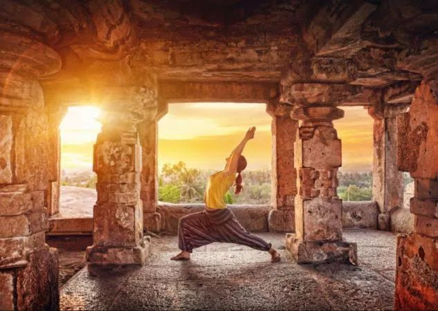 Yoga in tempio antico al tramonto