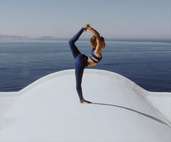 Yoga su terrazzo con vista mare in Grecia