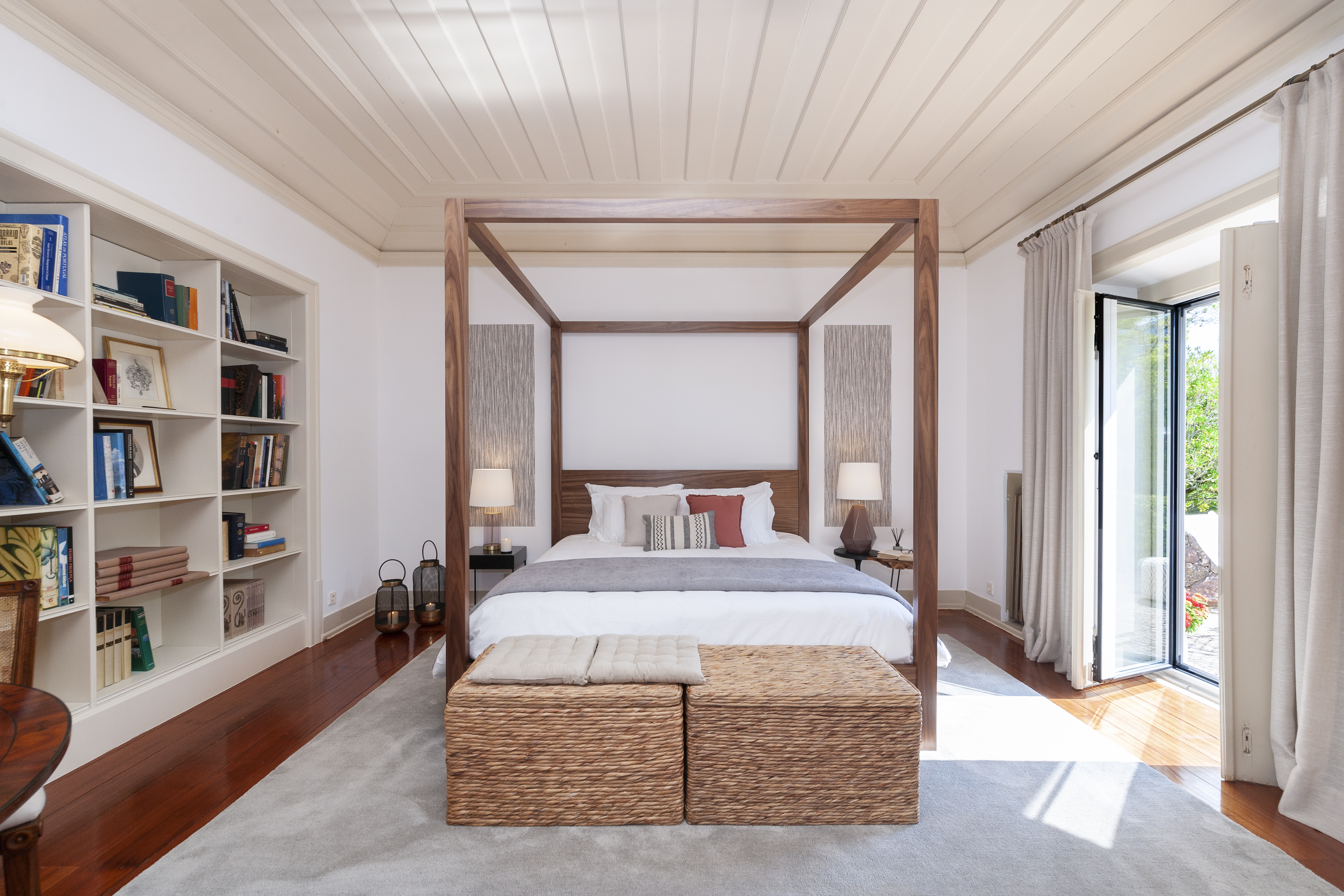 Manor house master suite with canopy bed