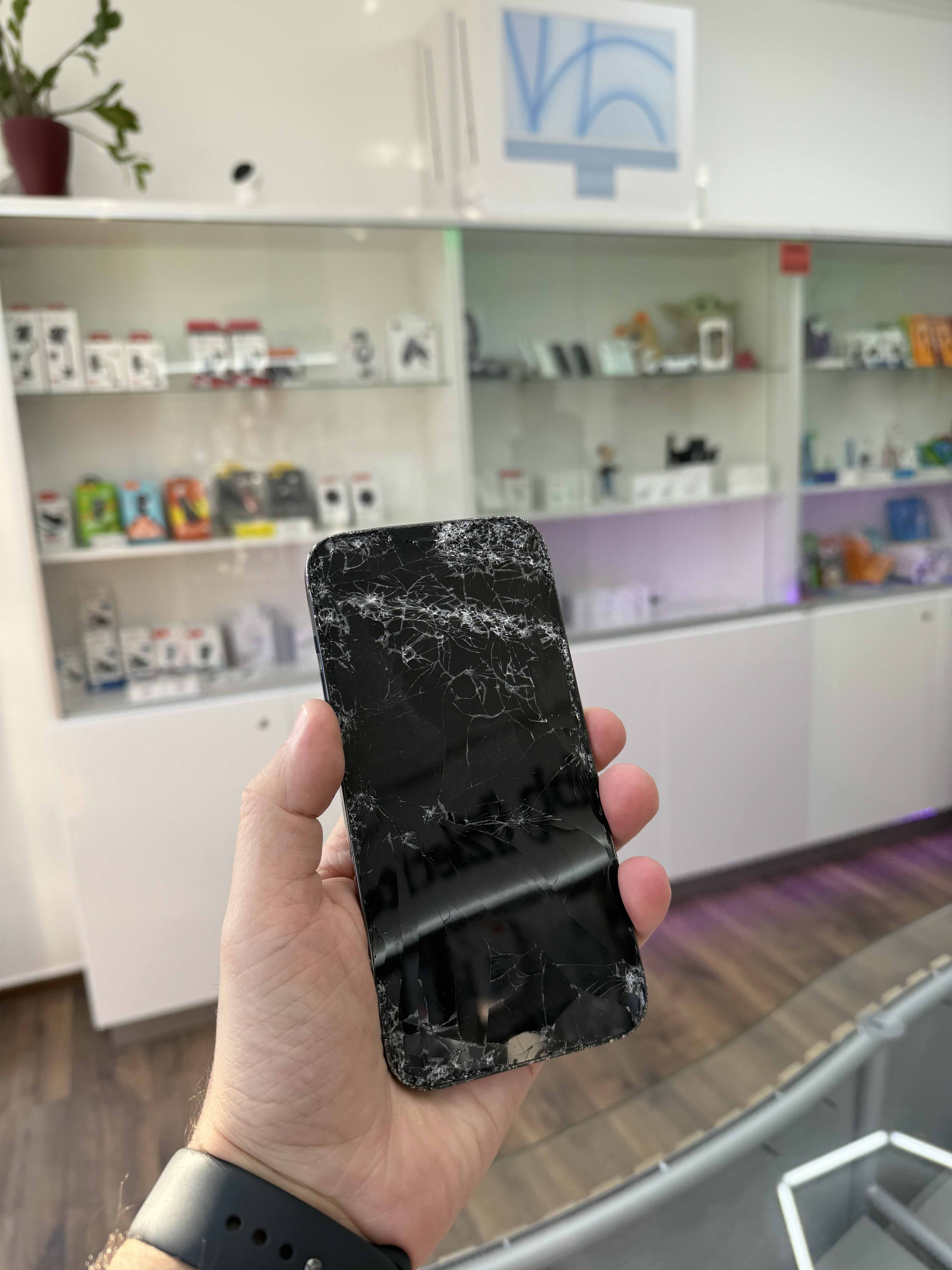 Törött iPhone kijelző javítás előtt – NorbiPhone szerviz Orosháza