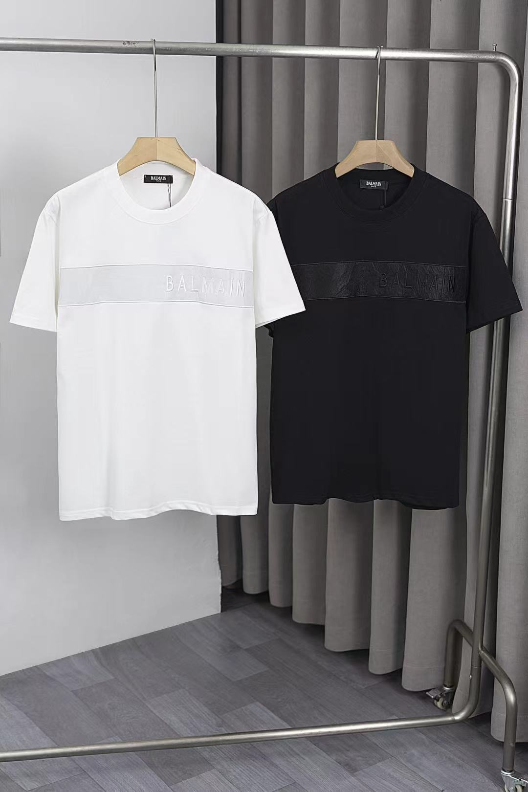 Camiseta Balmain Stripe Logo Embossed