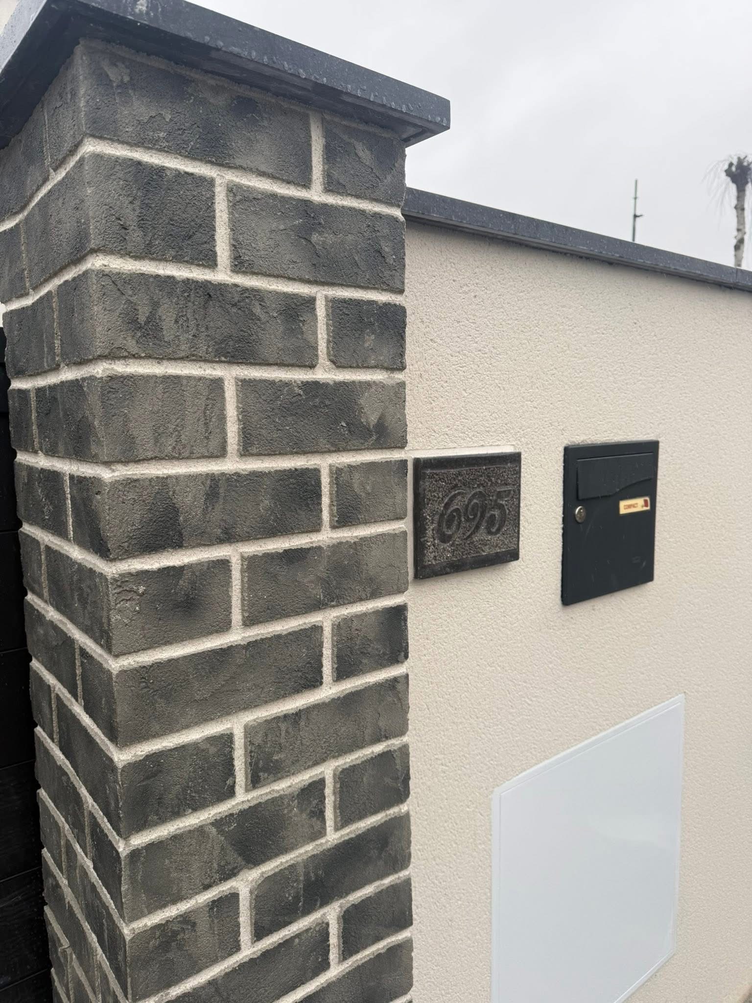 Pilier Brique Anthracite & Enduit