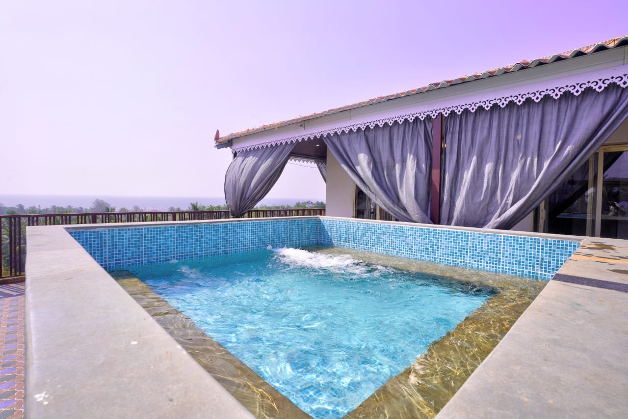 Rooftop pool with sea view