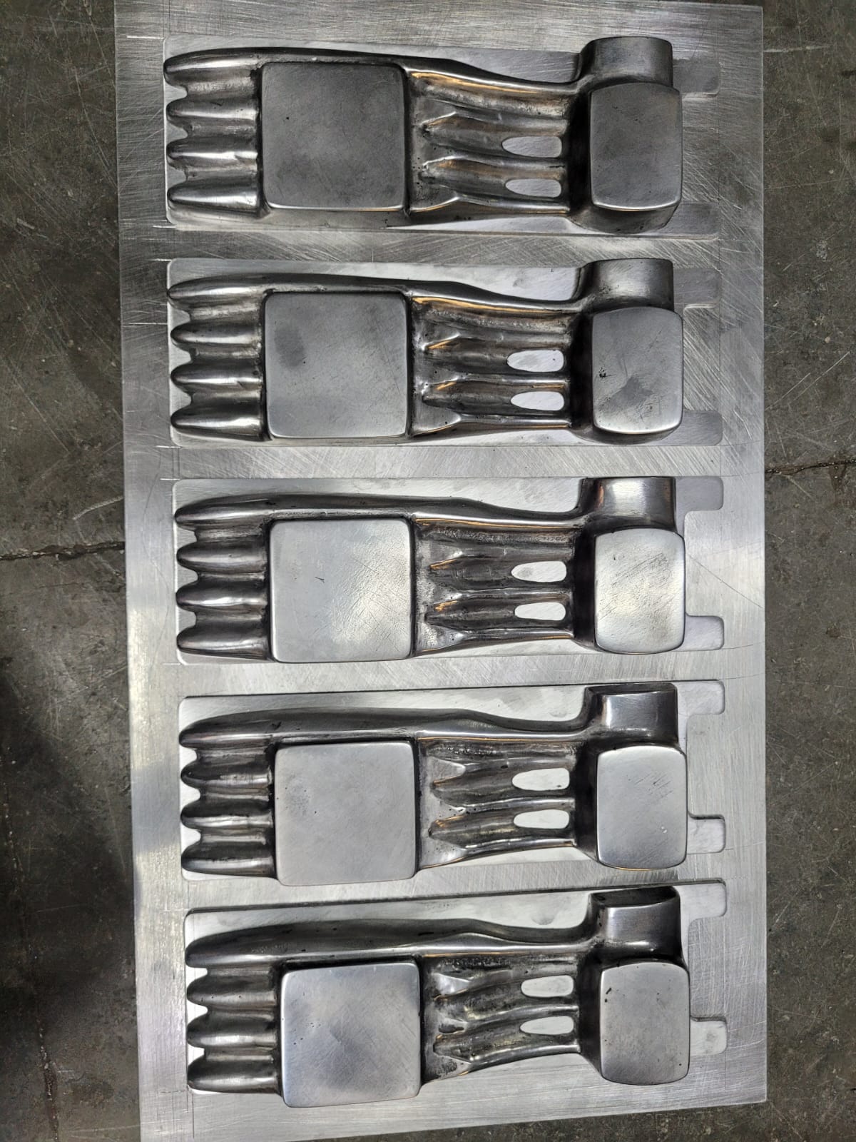 Multi-cavity thermoforming die block with parallel channels
