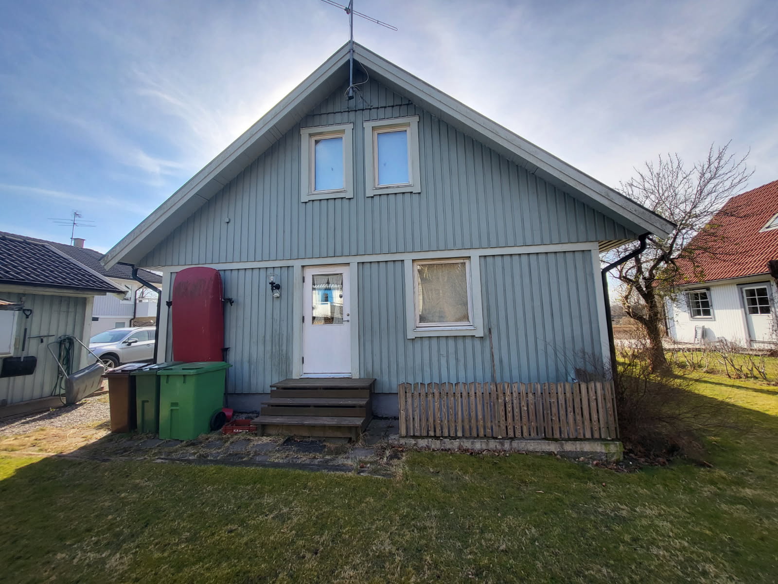 Slitet blått trähus före ommålning