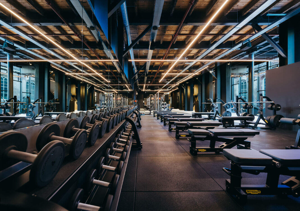 Sfeervolle sportschool met fitnessapparatuur