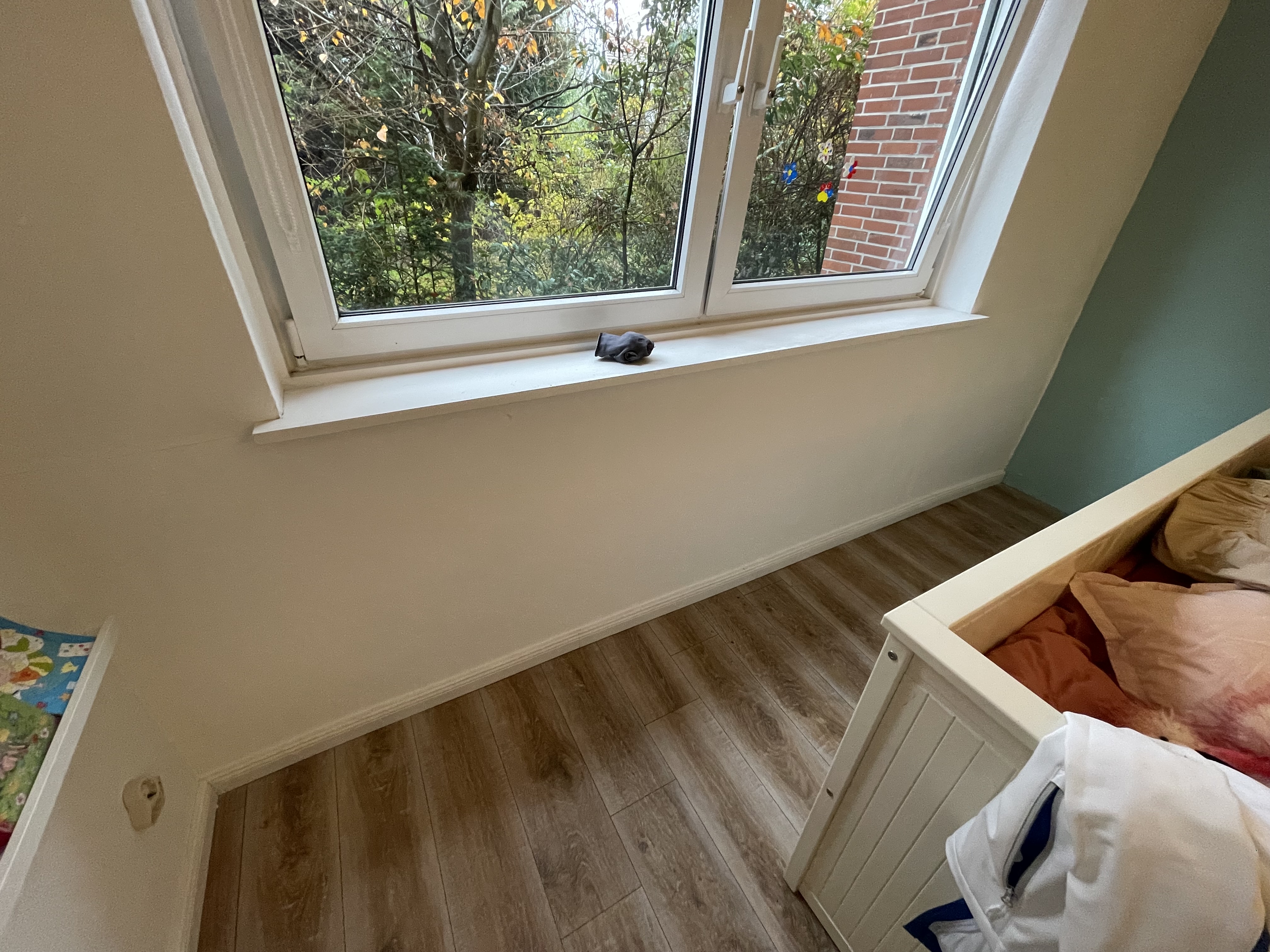 Neu gestrichene Wand nach professioneller Schimmelsanierung in Hamburg