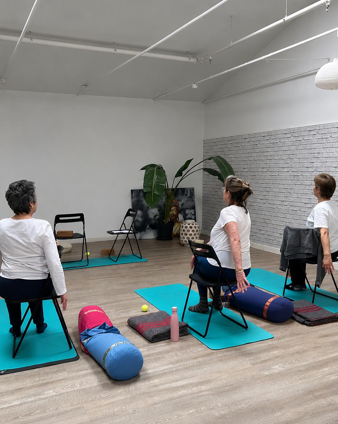 Sesión de yoga con sillas