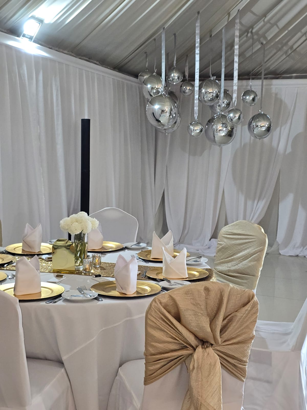 Elegant Table Setting with Balloon Decor