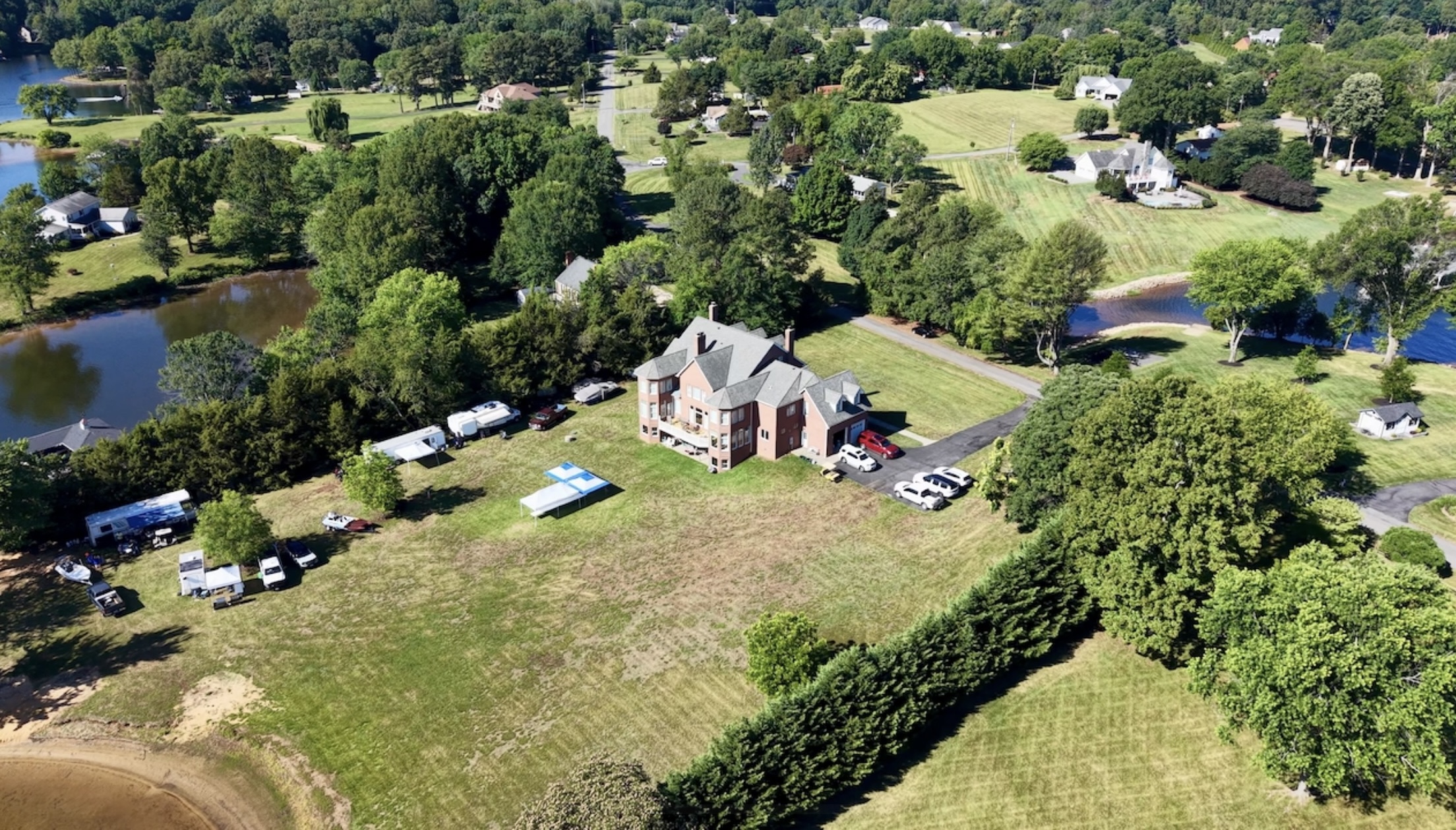 Lakefront estate · event day