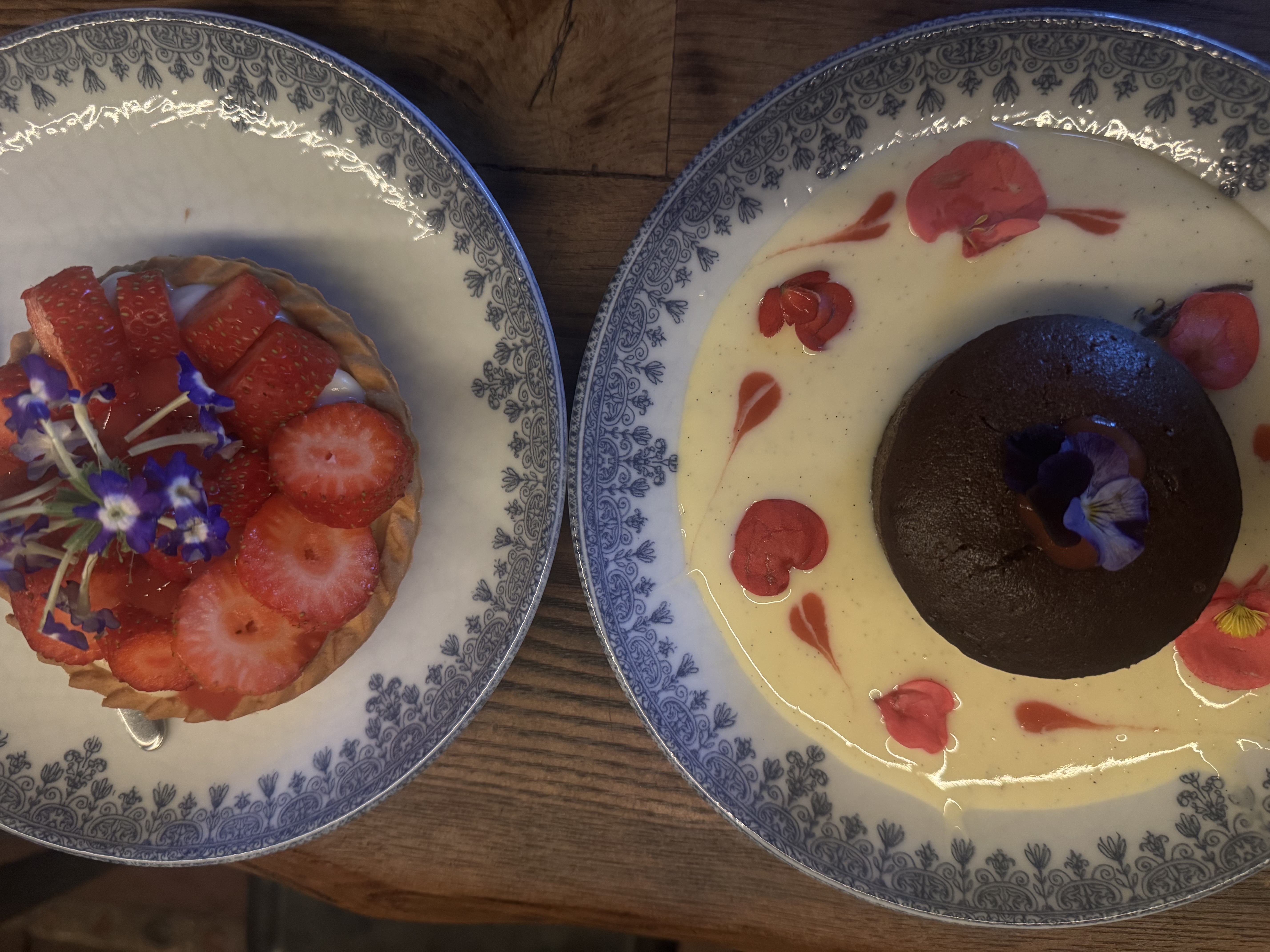 Tarte aux fraises et mi-cuit au chocolat