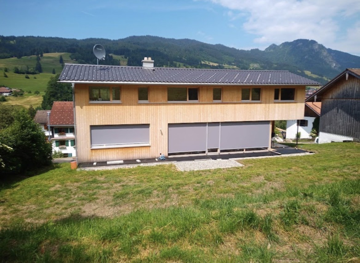 Außenjalousie mit Alpenblick – Allgäu · Großflächig