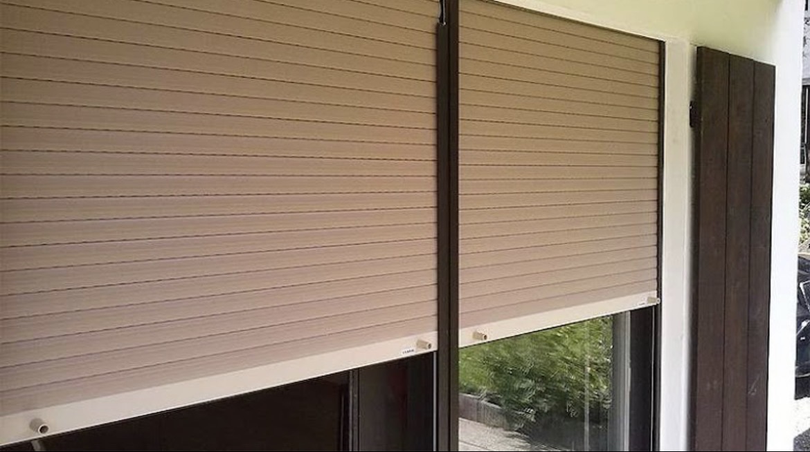 Geschlossener Rollladen – Beige · Montage