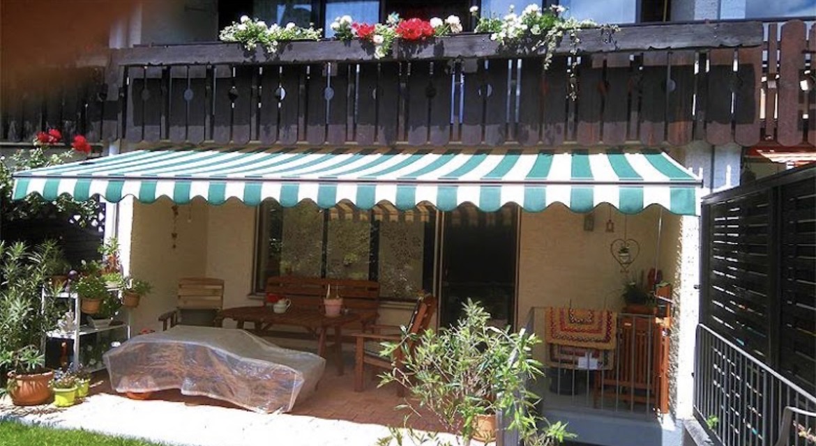 Terrassenmarkise in Grün-Weiß – Terrasse · Streifen