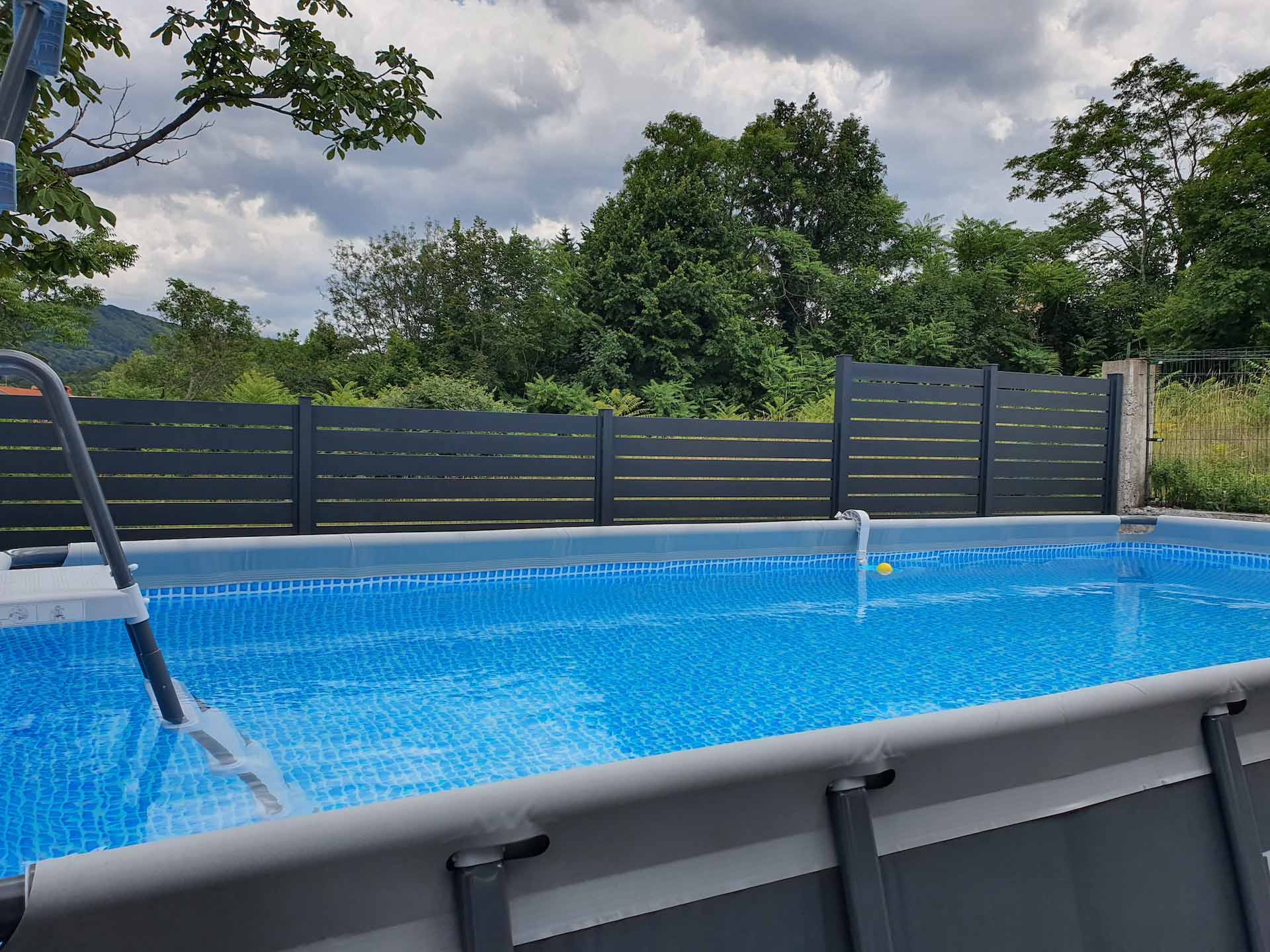 Aluminium Sichtschutzzaun STELLAR in Anthrazit am Pool
