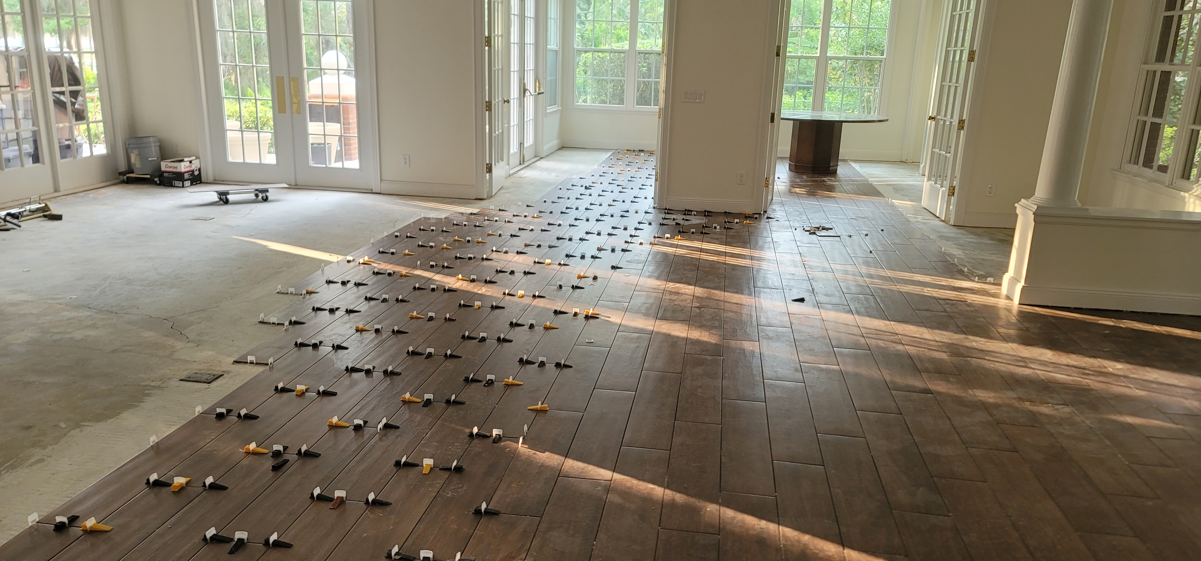 Tile installation with leveling clips
