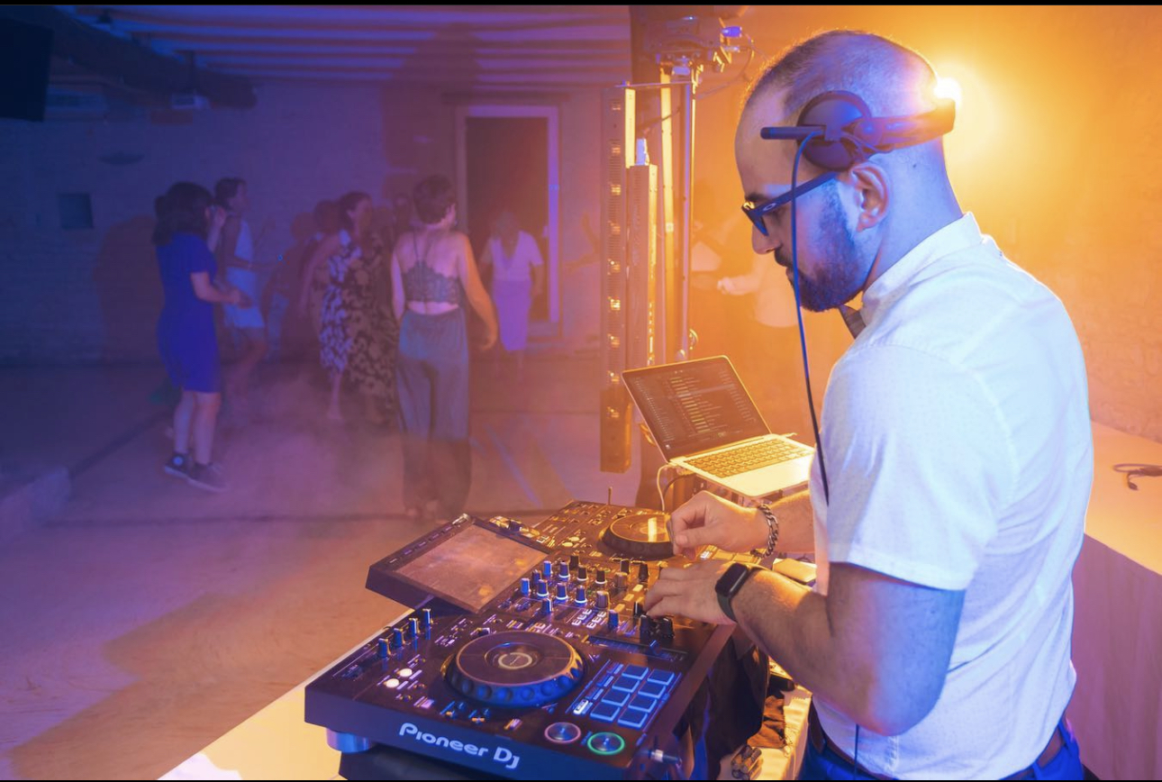 Anton Pears DJ en prestation
