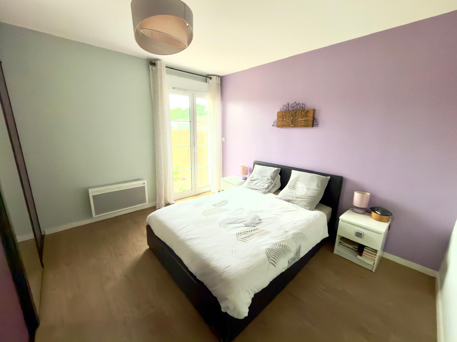 Chambre parentale apaisante aux tons doux, avec accès de plain-pied au jardin