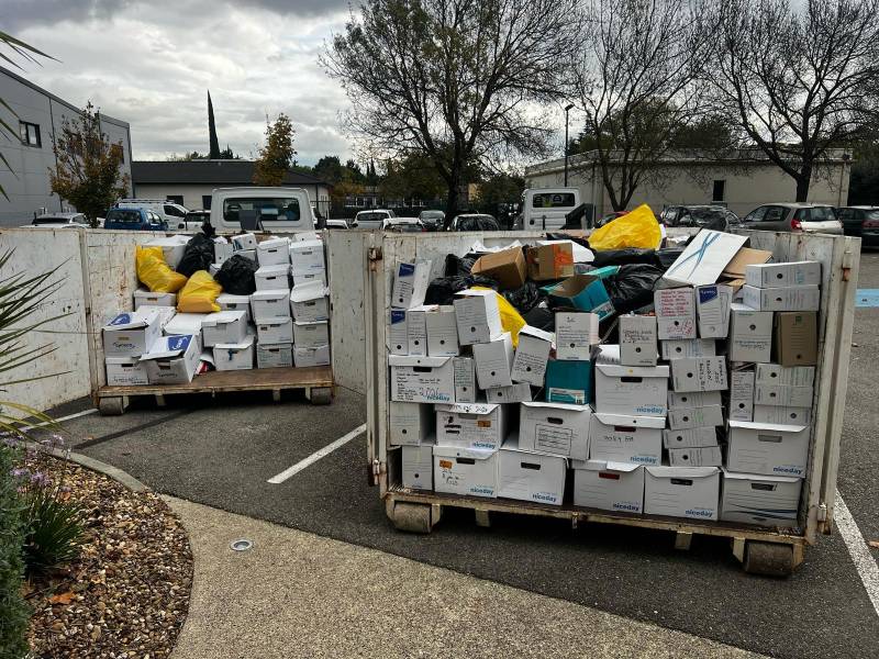 Bennes pleines de cartons d'archives — intervention ArchivExpress sur site client
