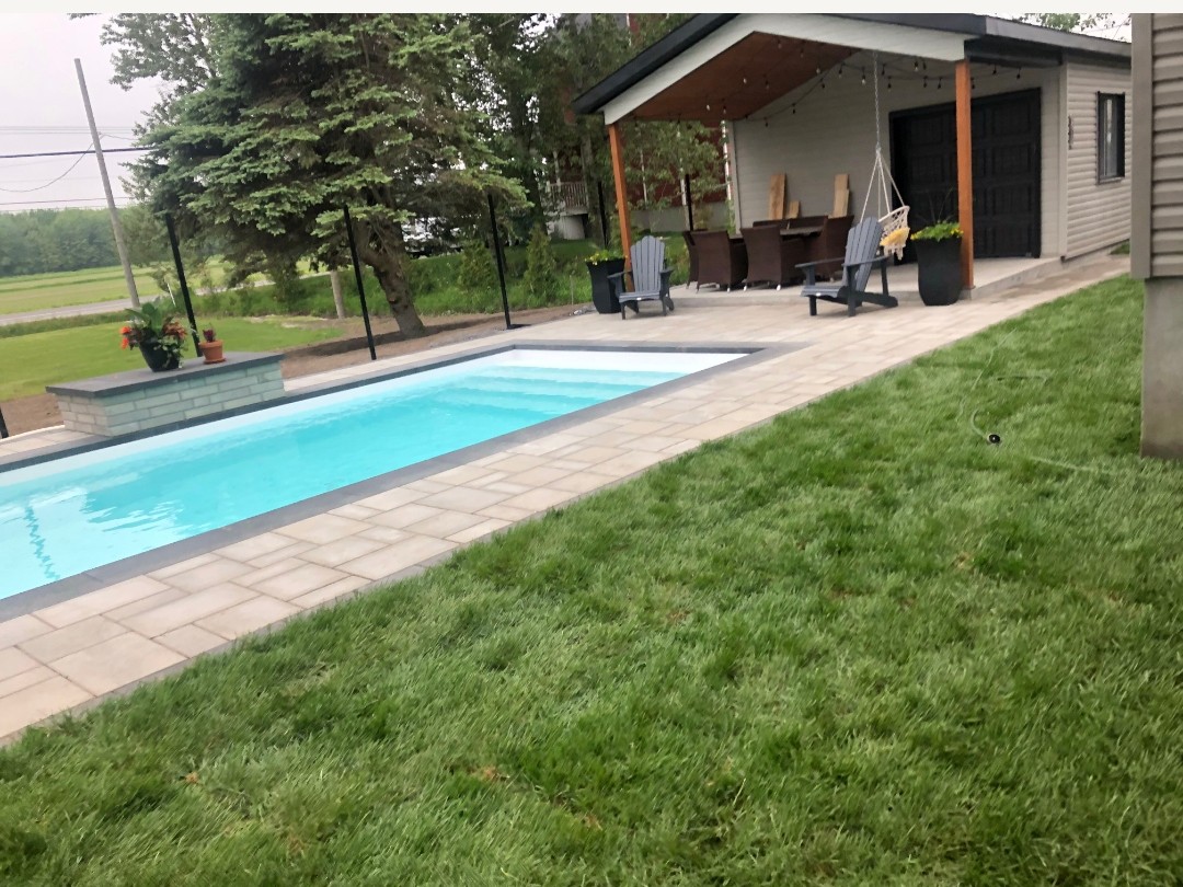 Entrée résidentielle en asphalte neuf à Blainville — Casabella Pavage