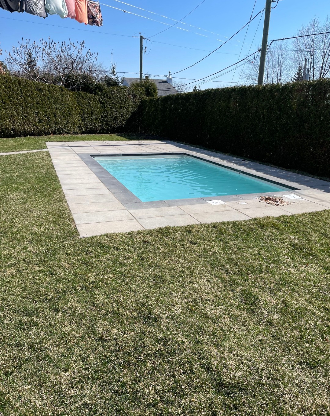 Nivellement et contour de piscine en pavé-uni - Mirabel