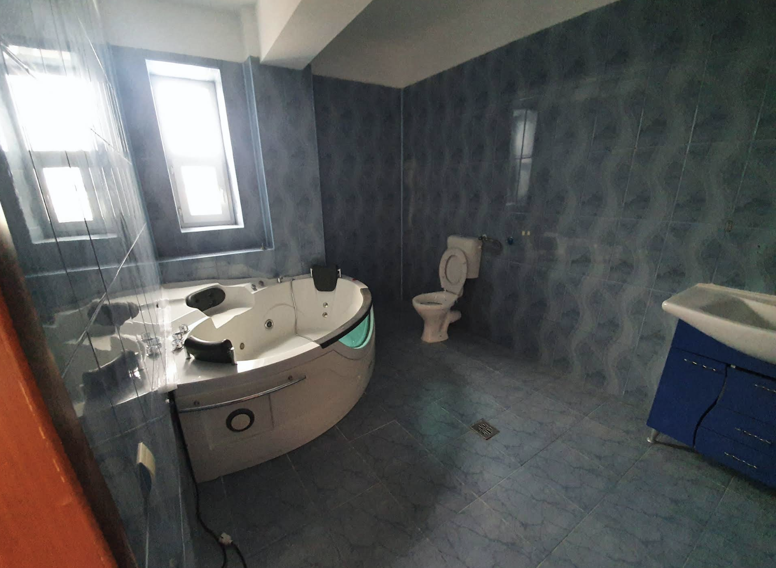 Baie Modernă cu Jacuzzi