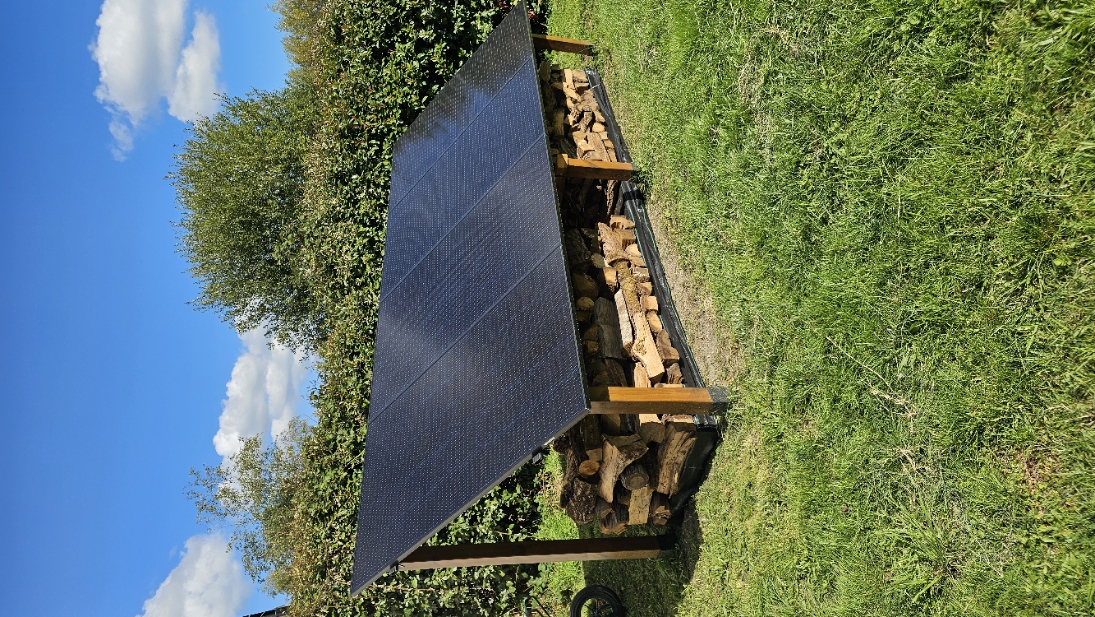 Structure solaire bois terminée avec rangement de bois sous l’abri