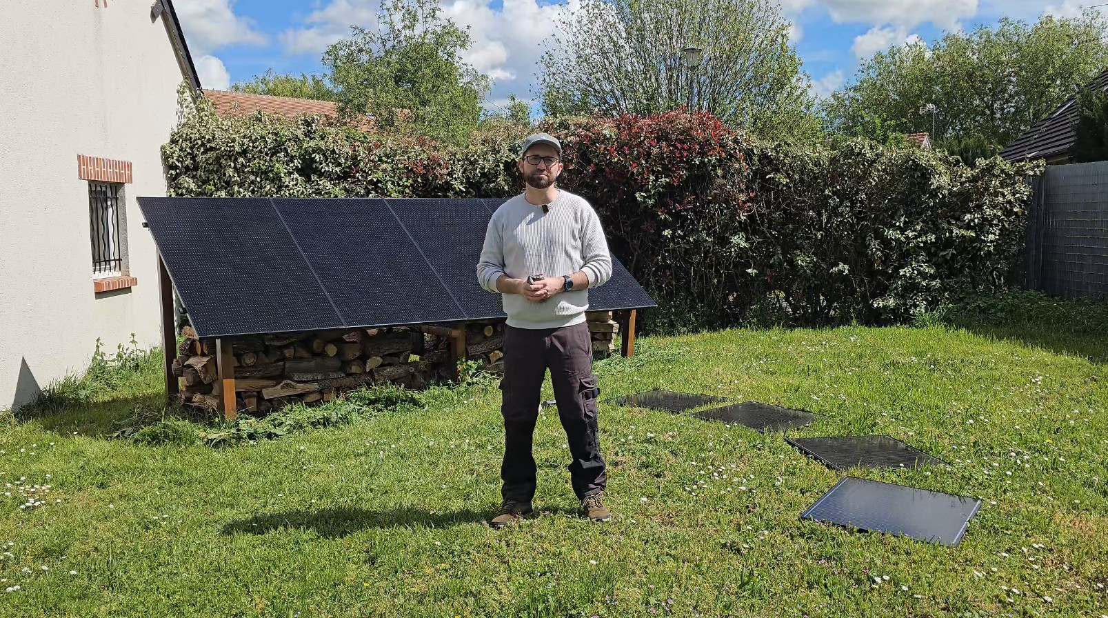 Maxime Solaireteck devant son support solaire bois de jardin