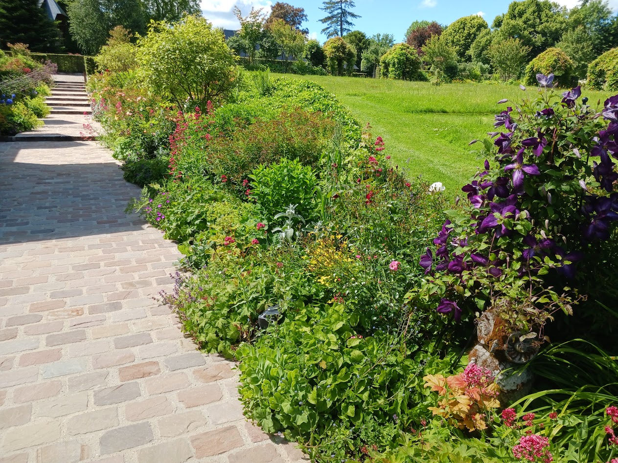 Allée pavée et massifs fleuris