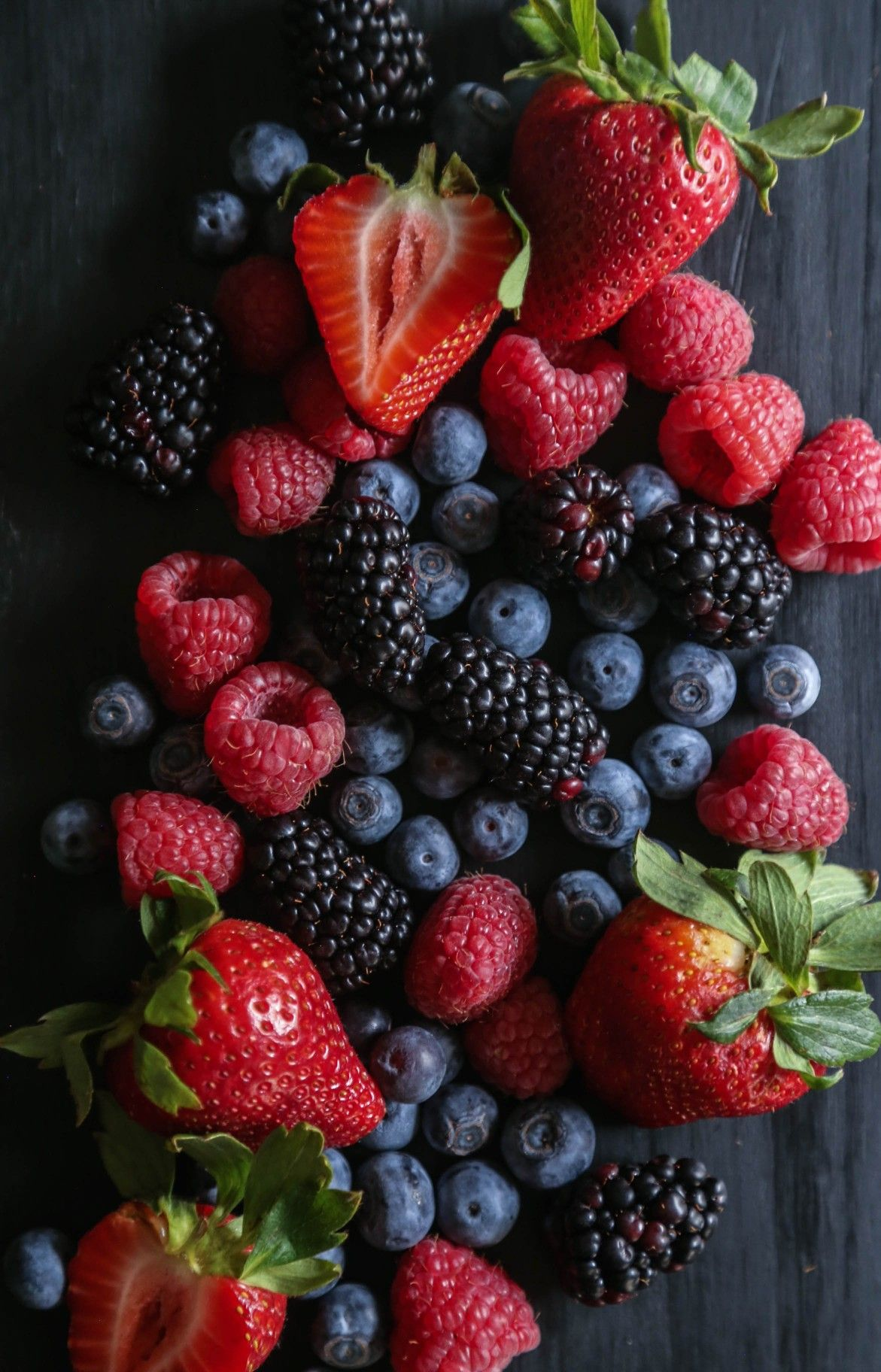 Frutti di bosco freschi - mirtilli, lamponi, more, fragole