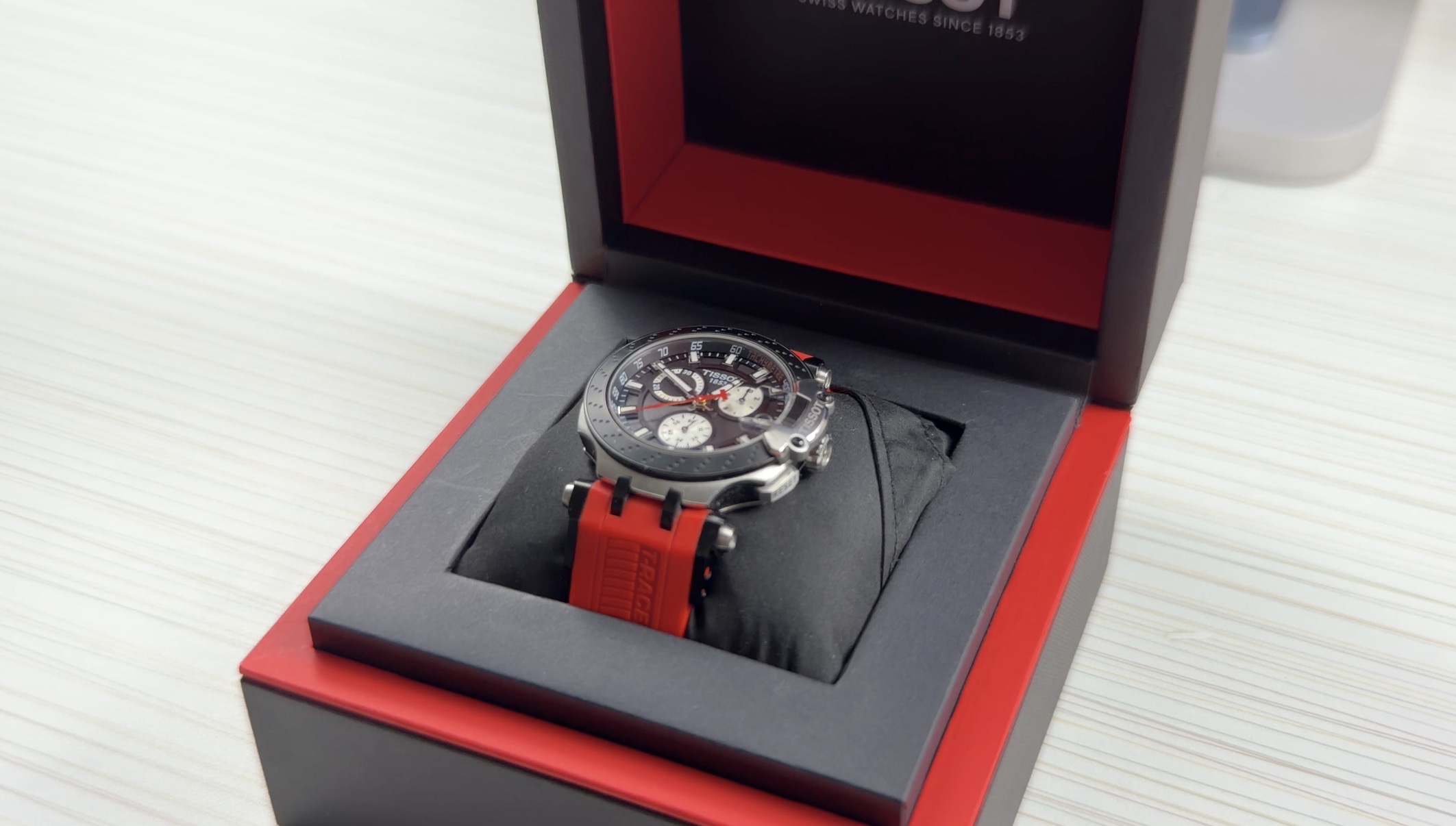 Tissot T-Race en caja - Vista lateral