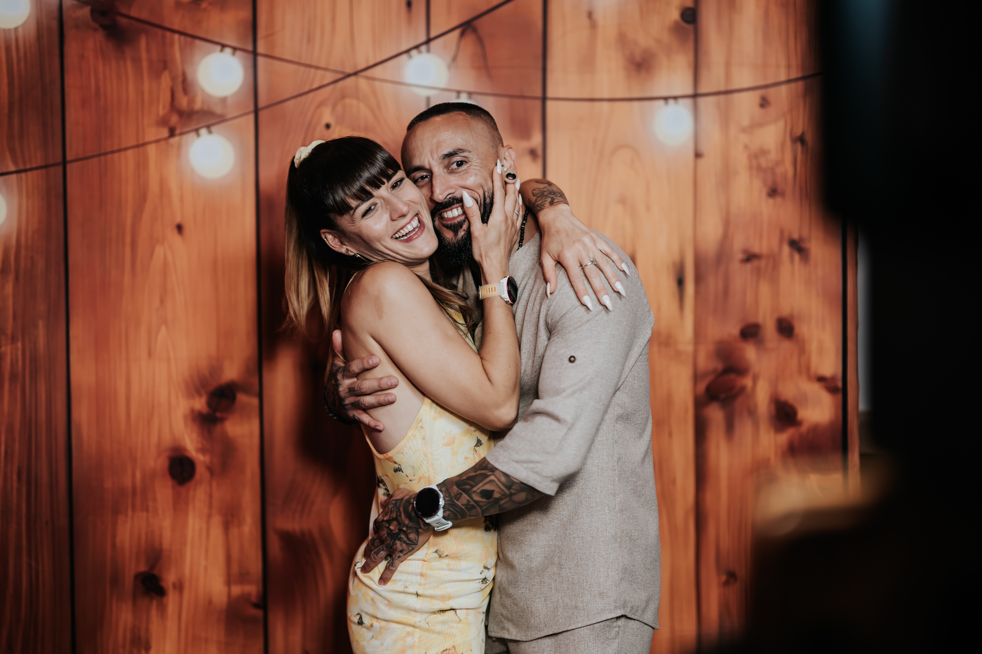 Couple complice devant notre photobooth à Valenciennes - location borne photo mariage Nord