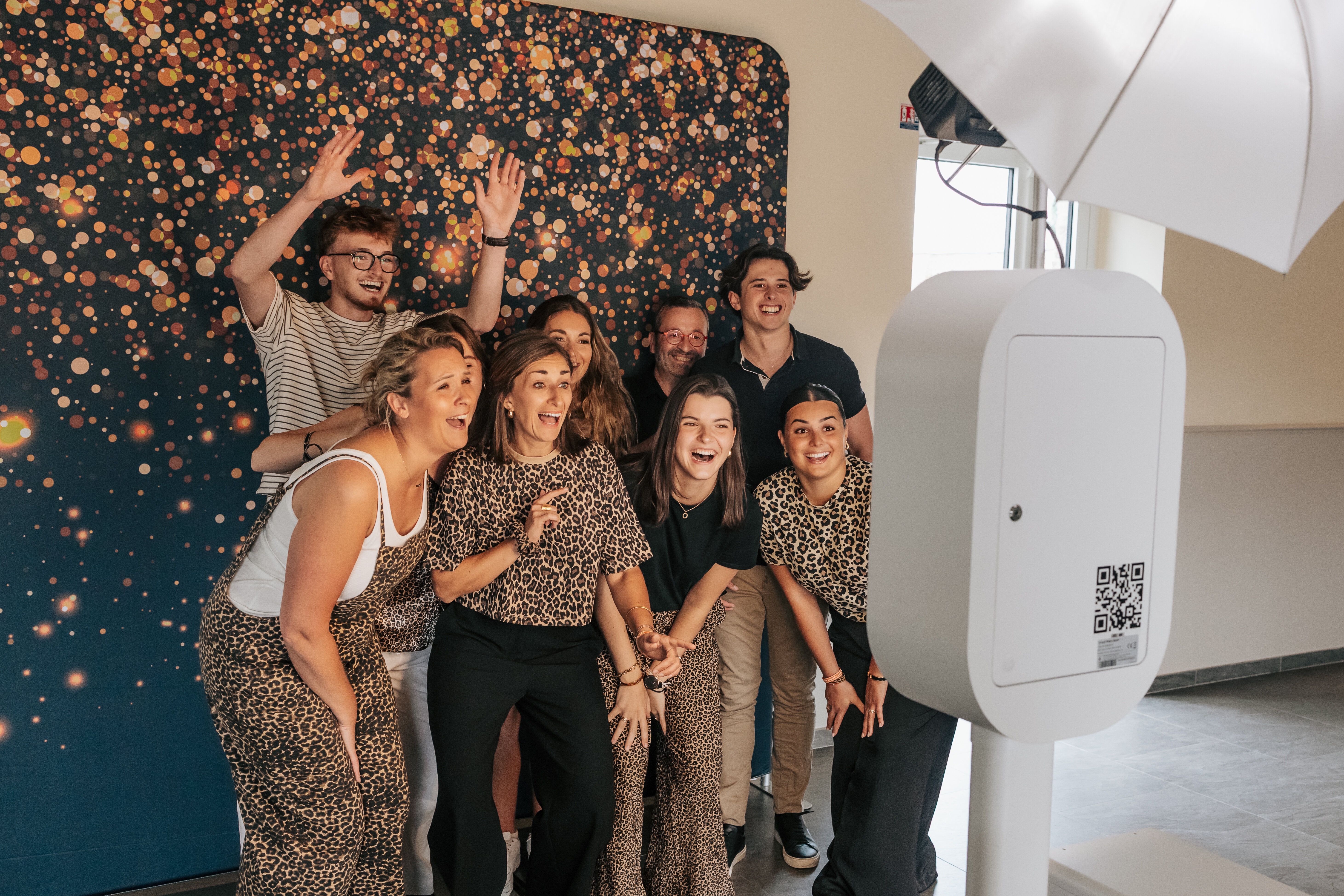 Invites utilisant spontanement un photobooth lors d'un mariage dans le Nord