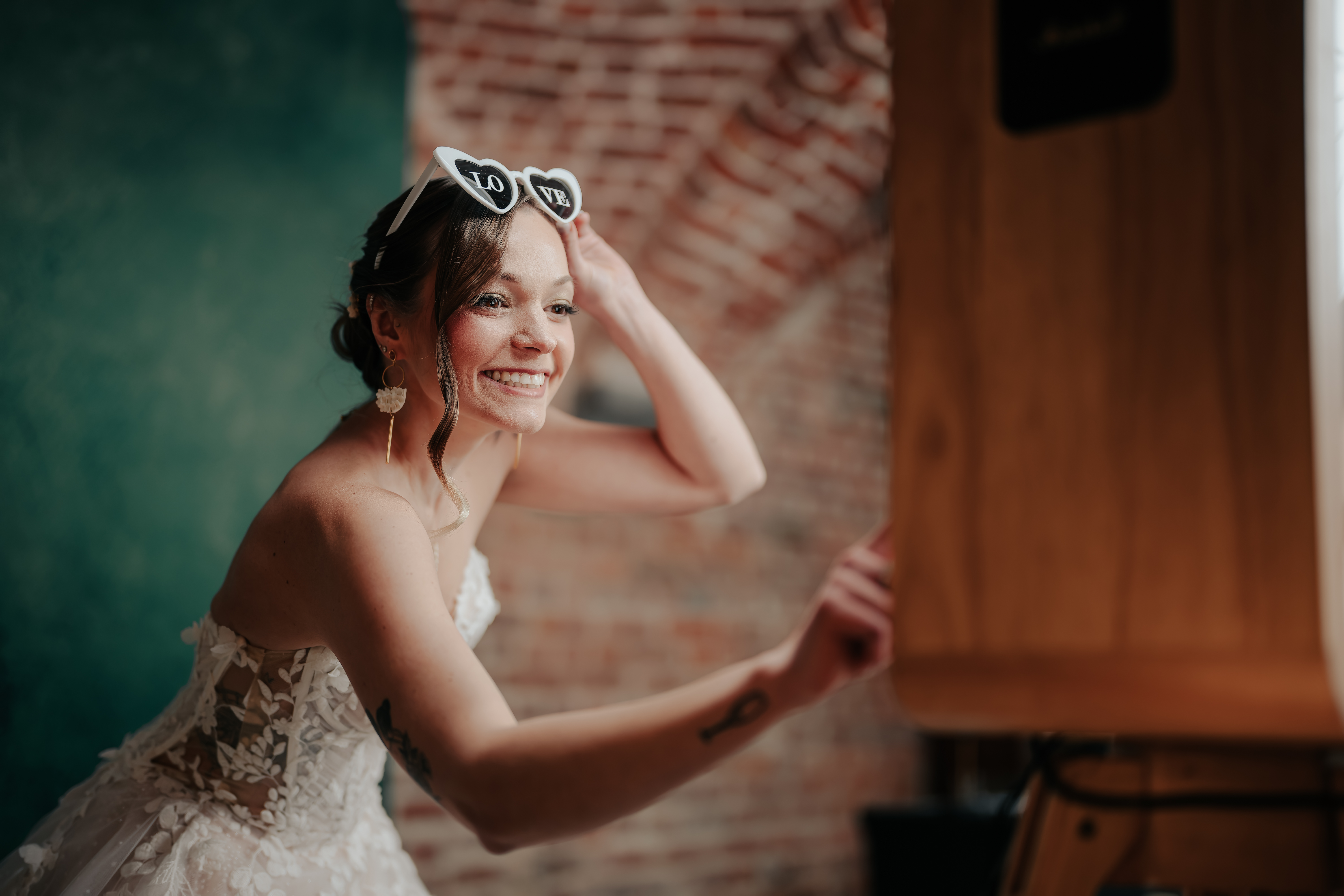 Mariee souriante devant un photobooth professionnel avec eclairage studio