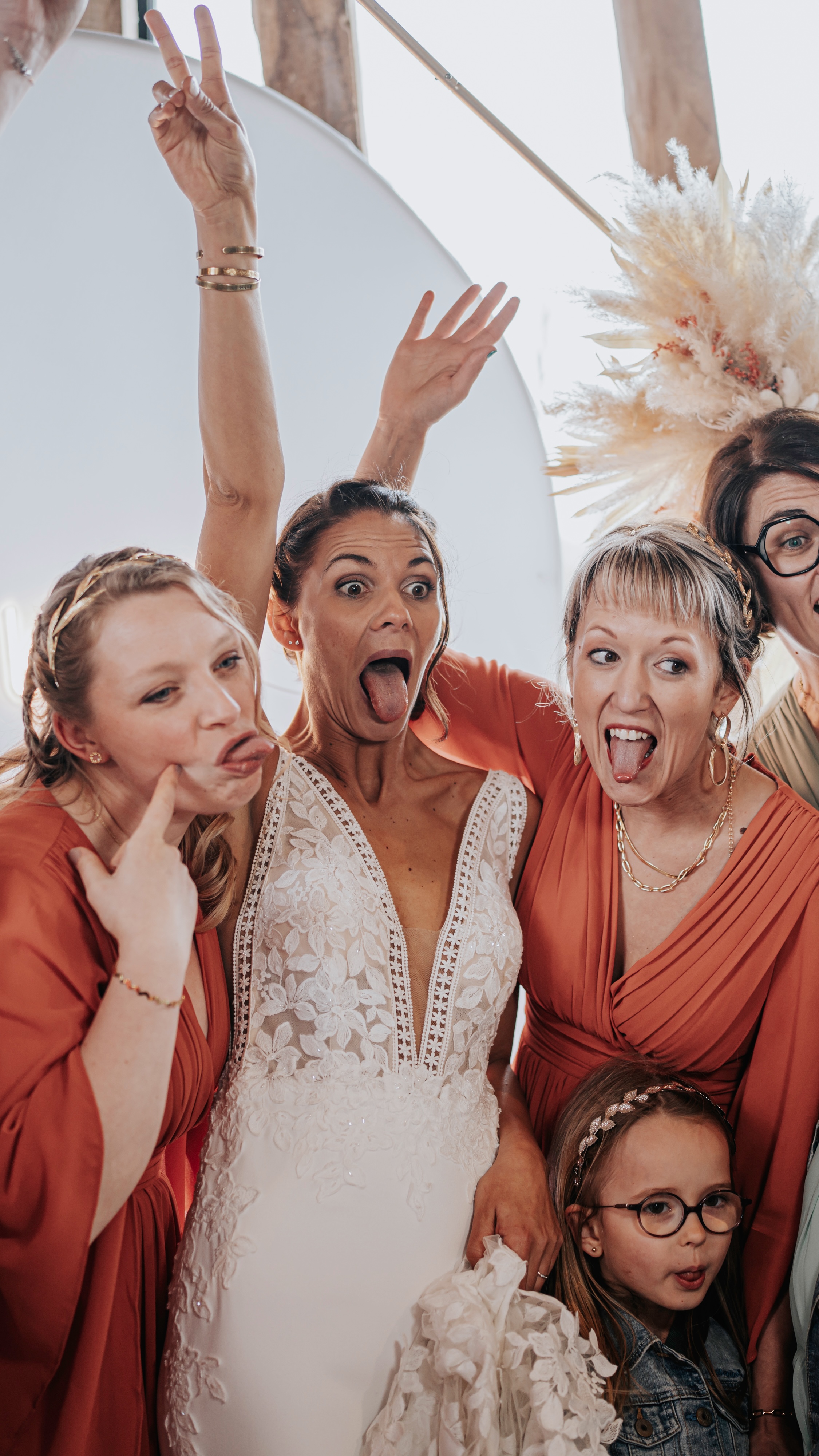 Mariee et demoiselles d'honneur profitant d'un photobooth haut de gamme dans le Nord