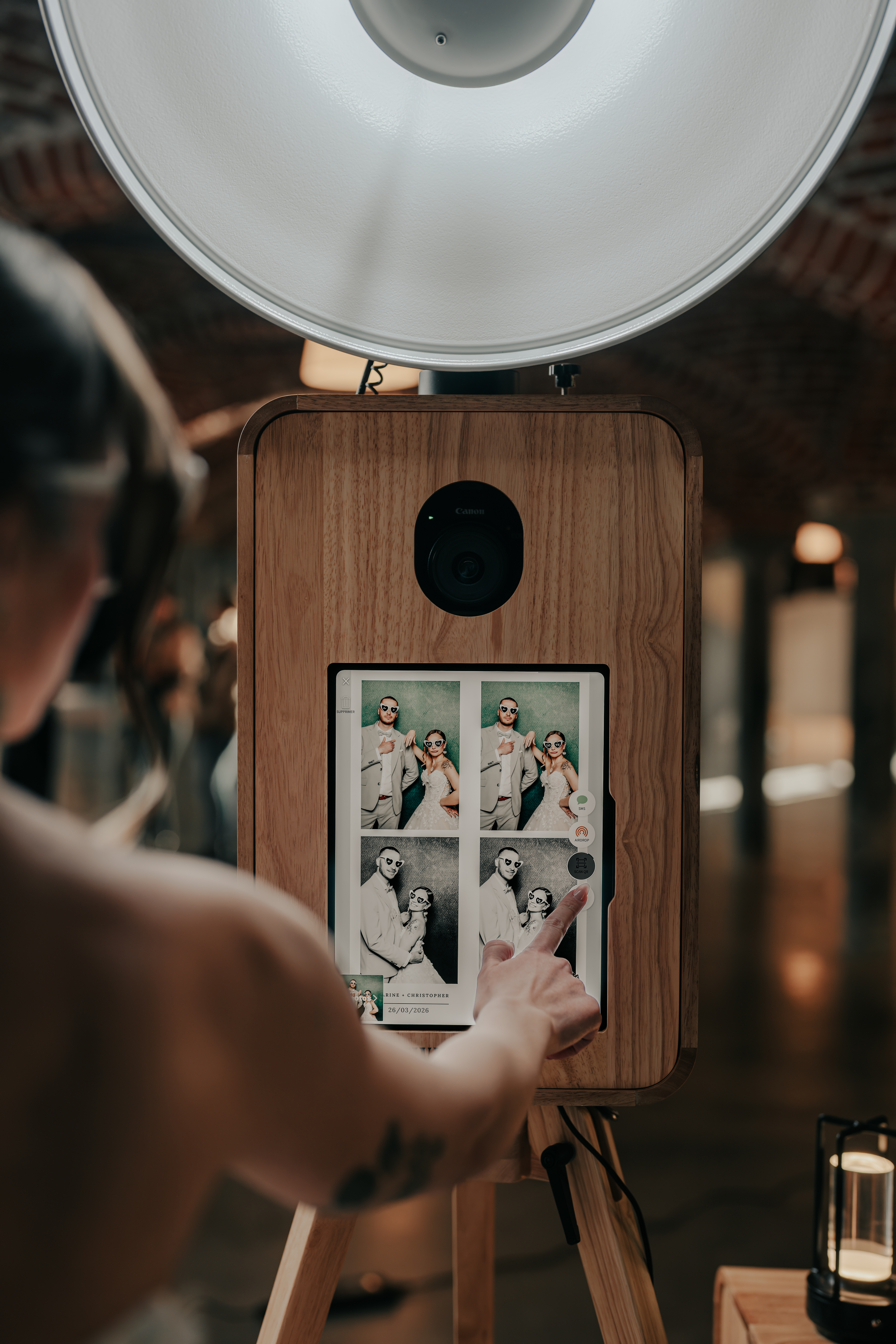 Ecran tactile de photobooth avec interface de personnalisation pour mariage