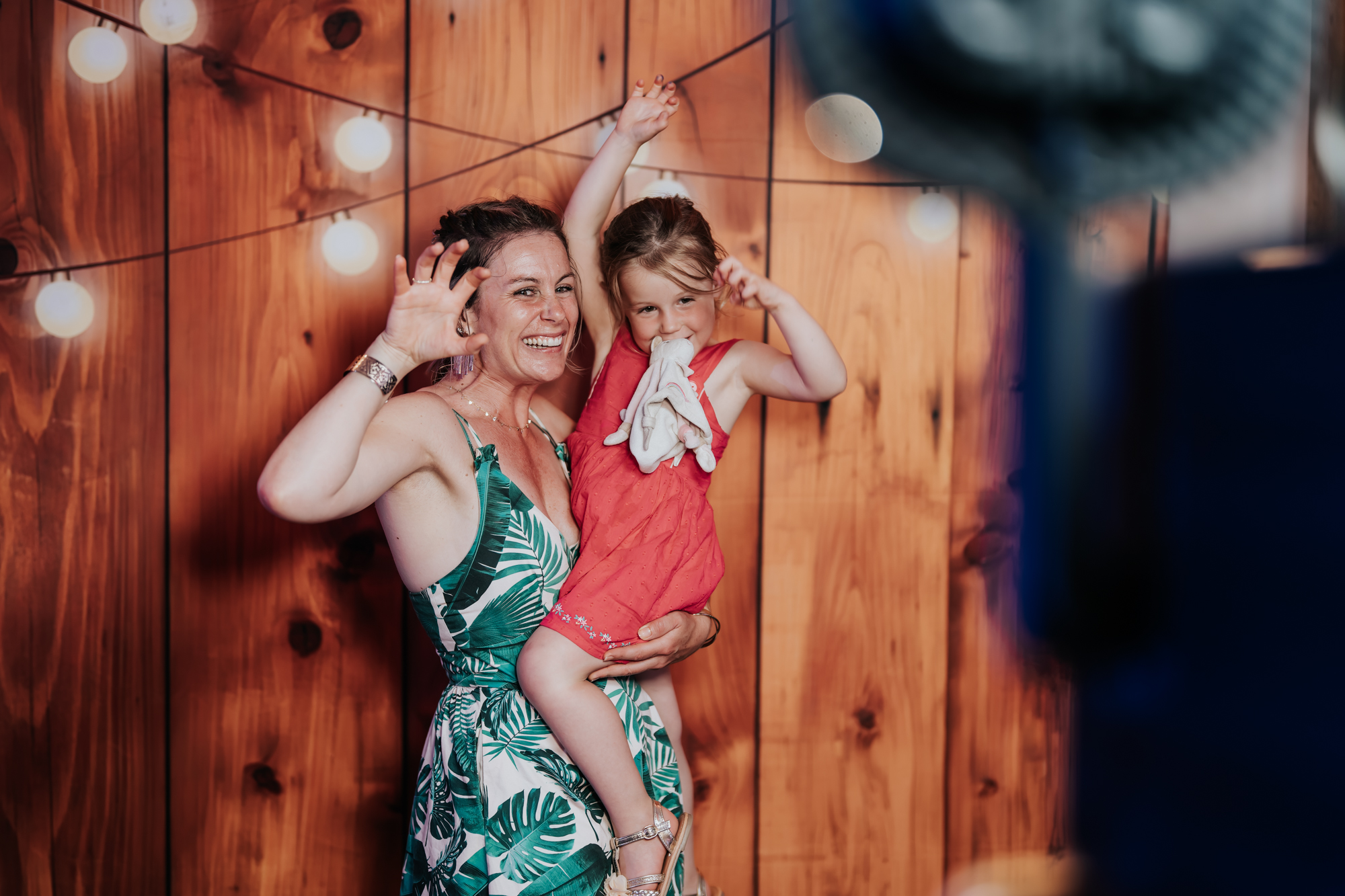 Maman et fille devant notre photobooth lors d'un anniversaire familial dans le Nord - location borne photo Valenciennes