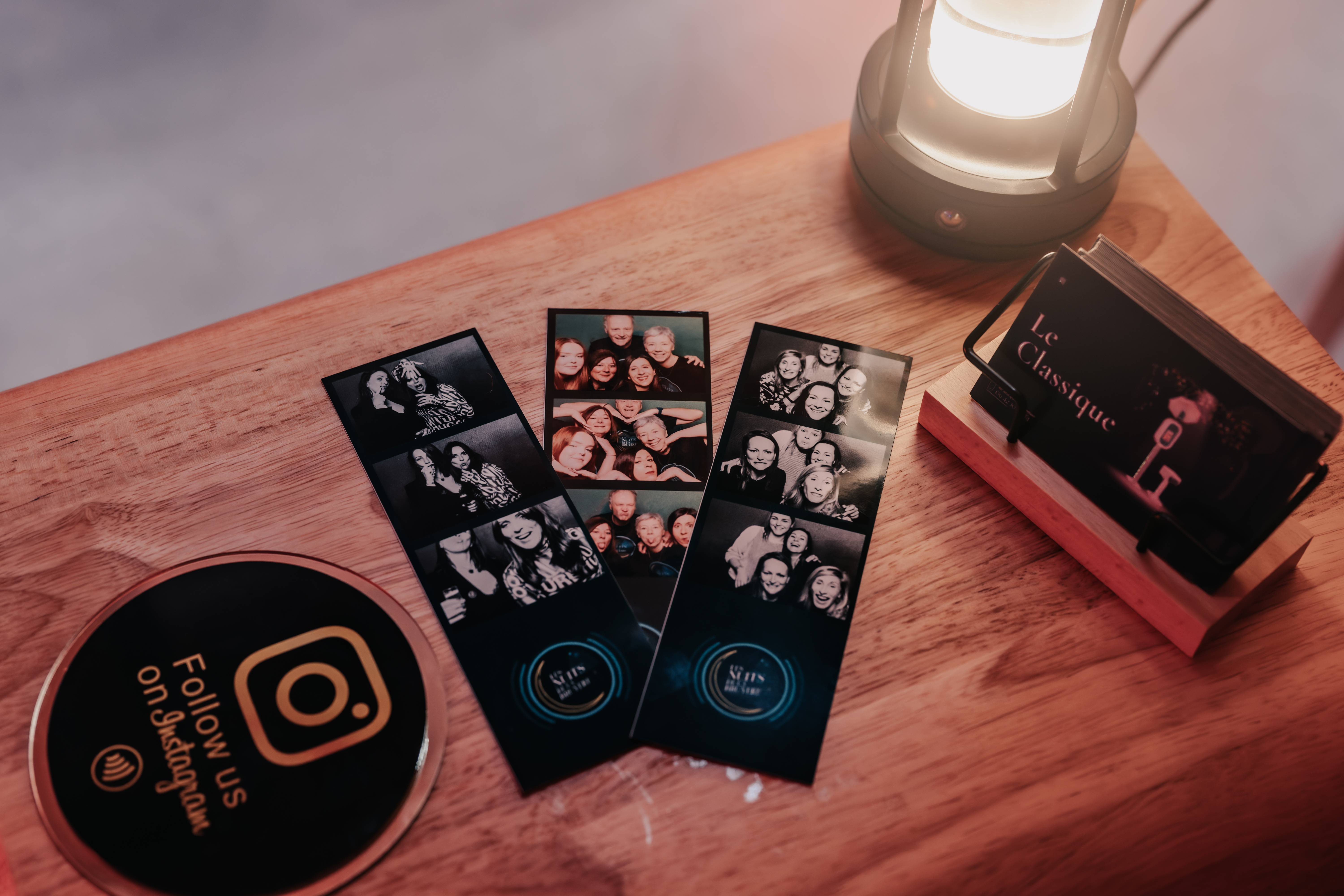 Impressions photo instantanees d'un photobooth mariage comme souvenir pour les invites