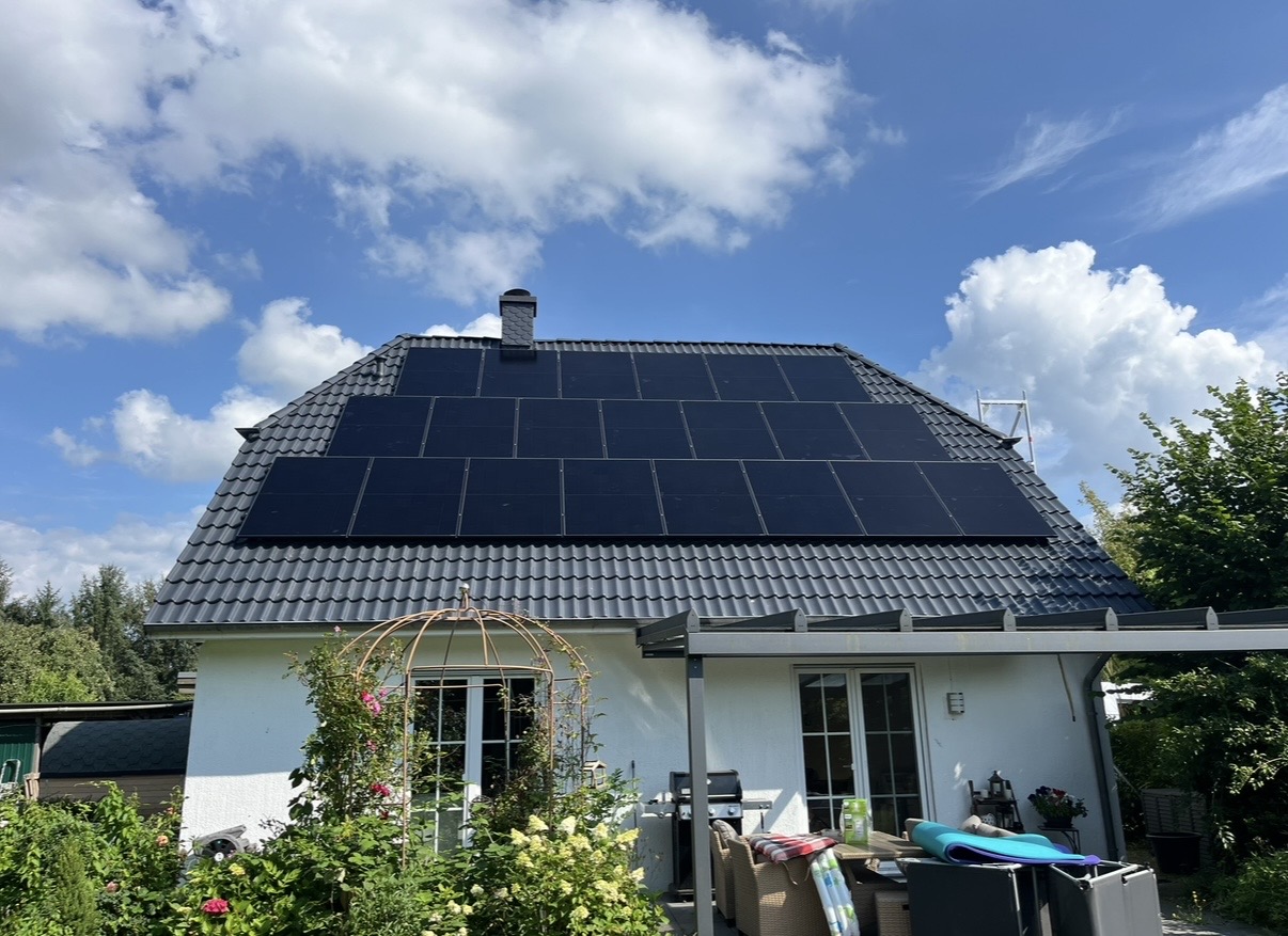 Dachsanierung mit Photovoltaik Delmenhorst – fertiges Einfamilienhaus mit Solaranlage