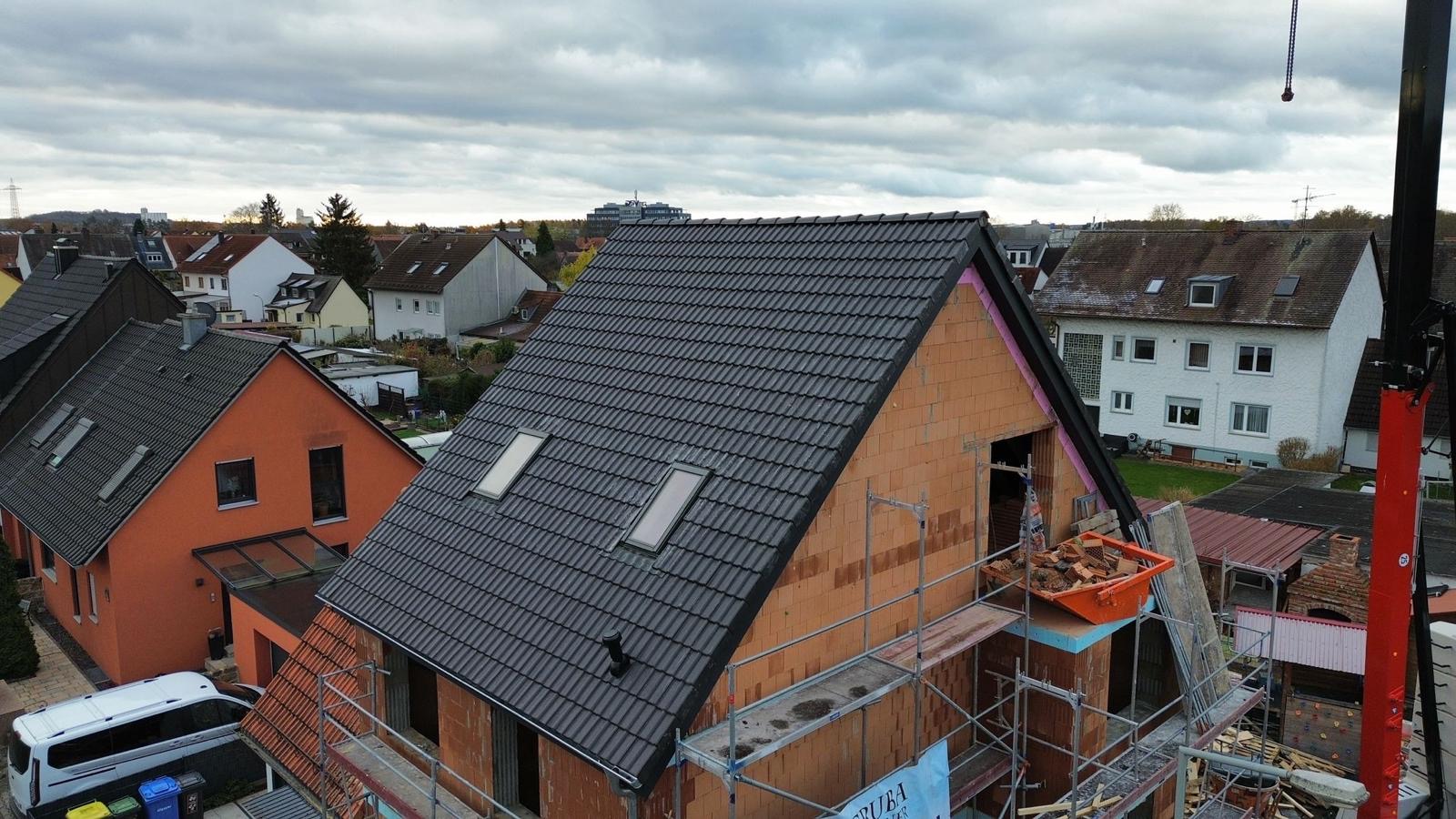 Dach-Neubau Delmenhorst – Neubau mit Kran und Dachfenstern