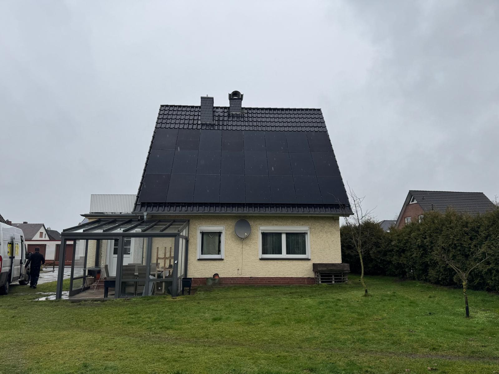 Dachsanierung mit Solaranlage Ganderkesee – Einfamilienhaus im Winter