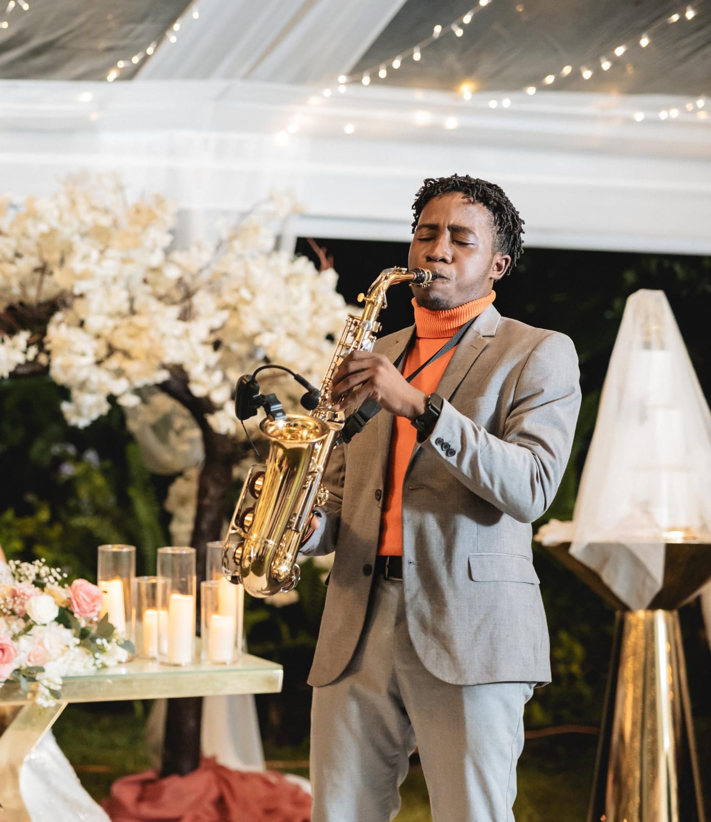 Keanu Knibbs performing