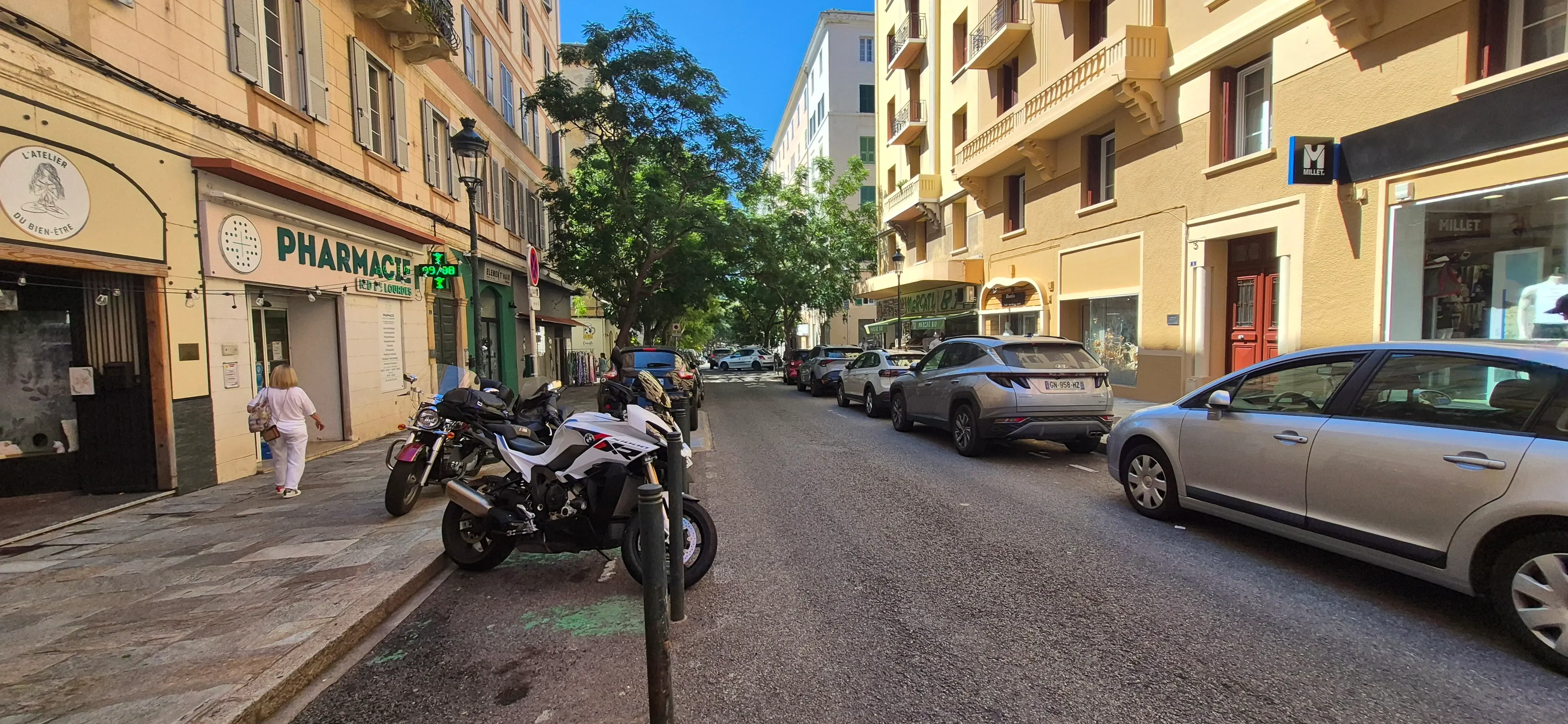 Via commerciale del centro di Bastia - farmacia e negozi vicino a Bastia Room