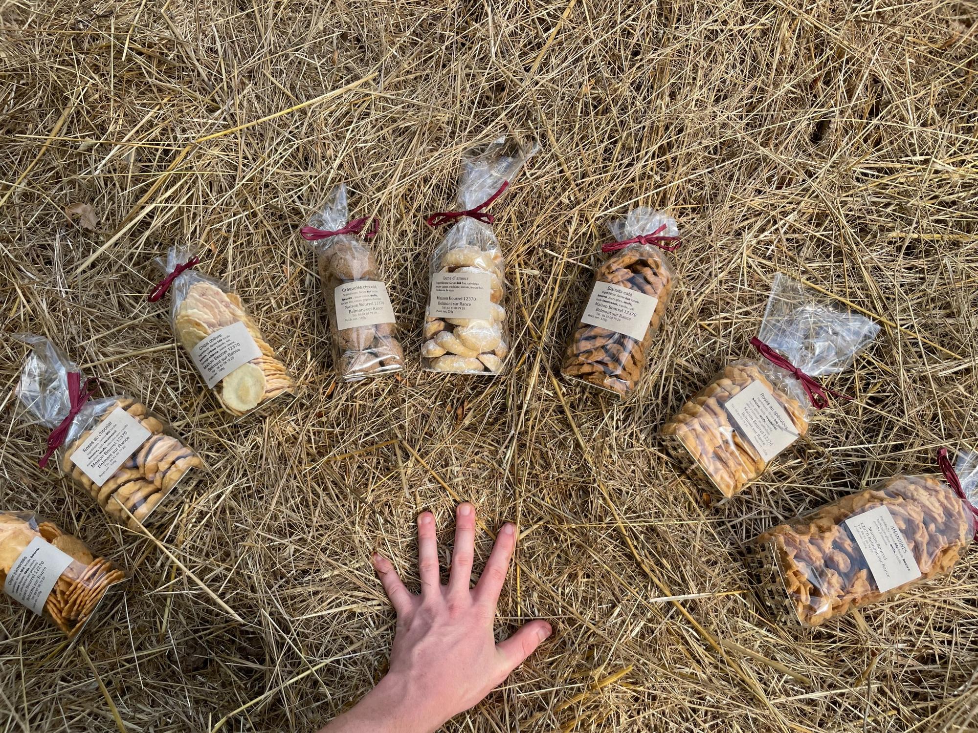 Sachets de biscuits Maison Bourrel sur la paille