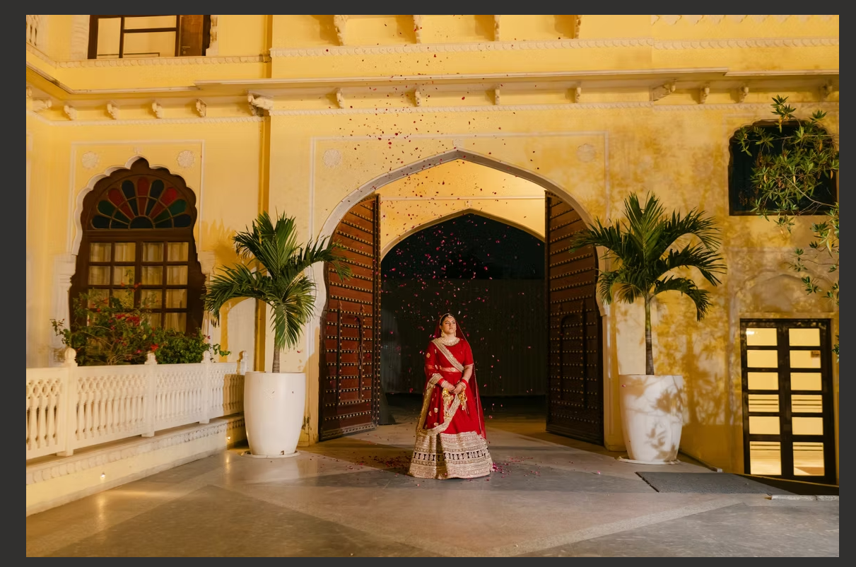 A Bon Evento bride at the palace doorway