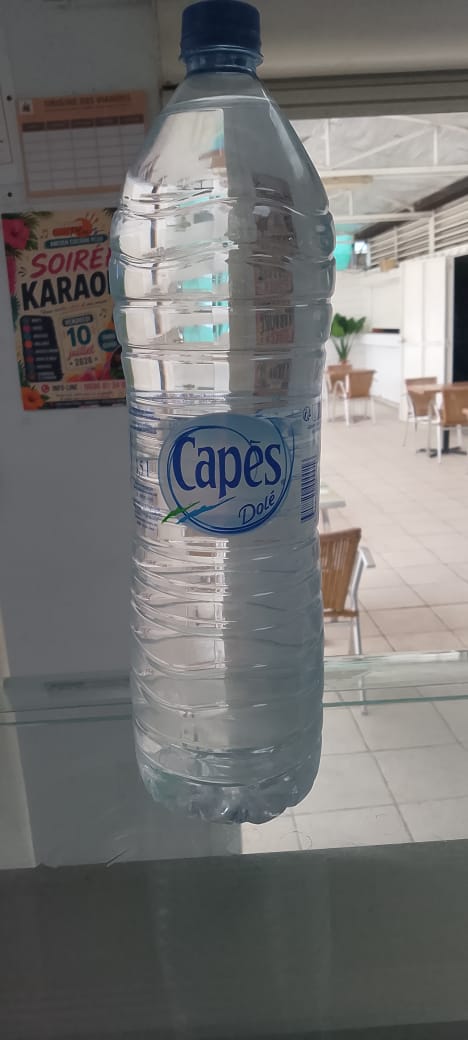 Eau plate grande
