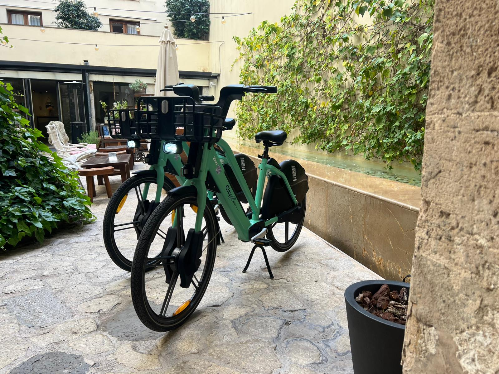 Bicis eléctricas como amenity premium: cómo aumentan la valoración y las reservas directas de tu hotel