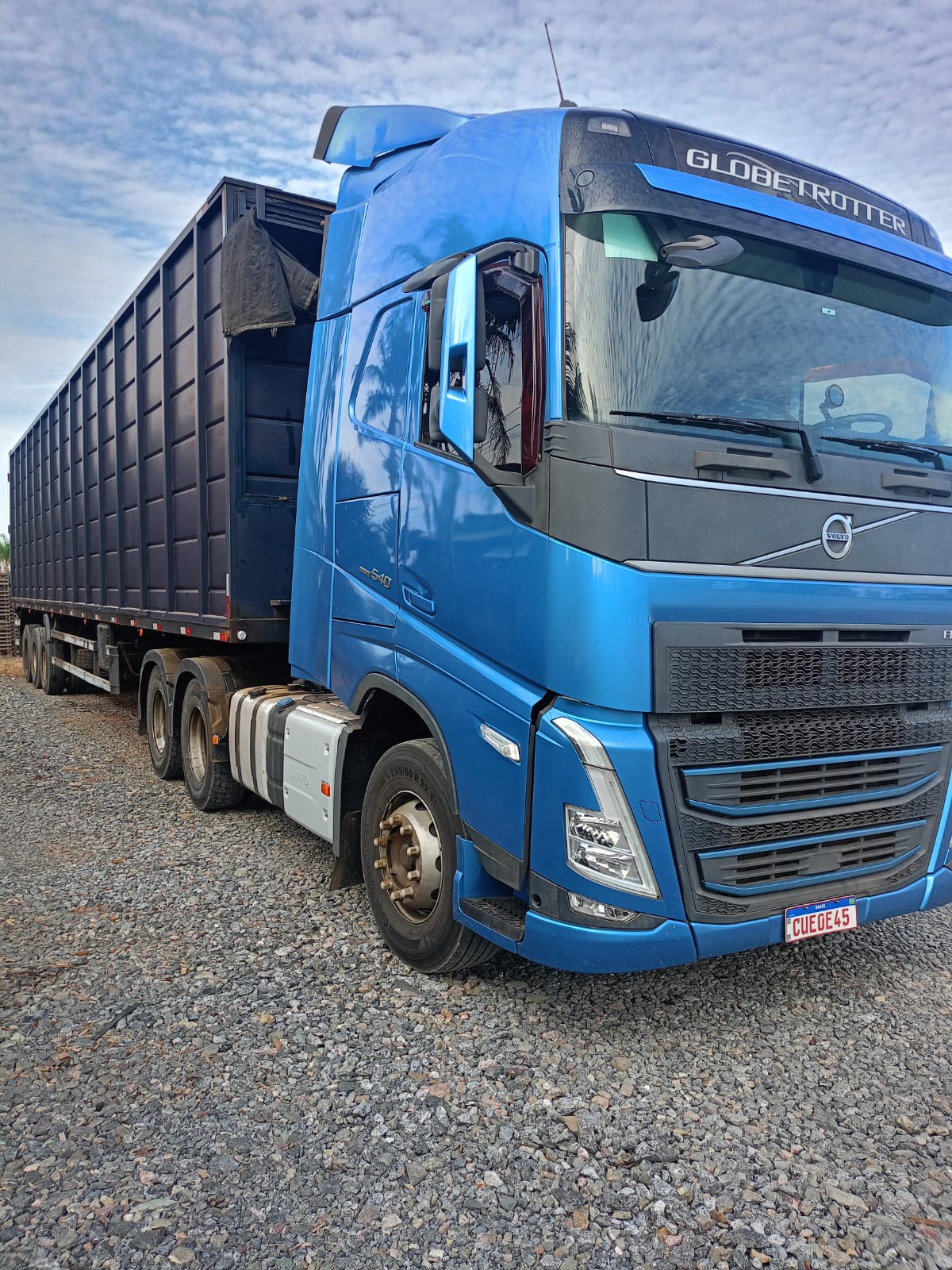 Volvo FH 540 Globetrotter em pátio — vista em ângulo